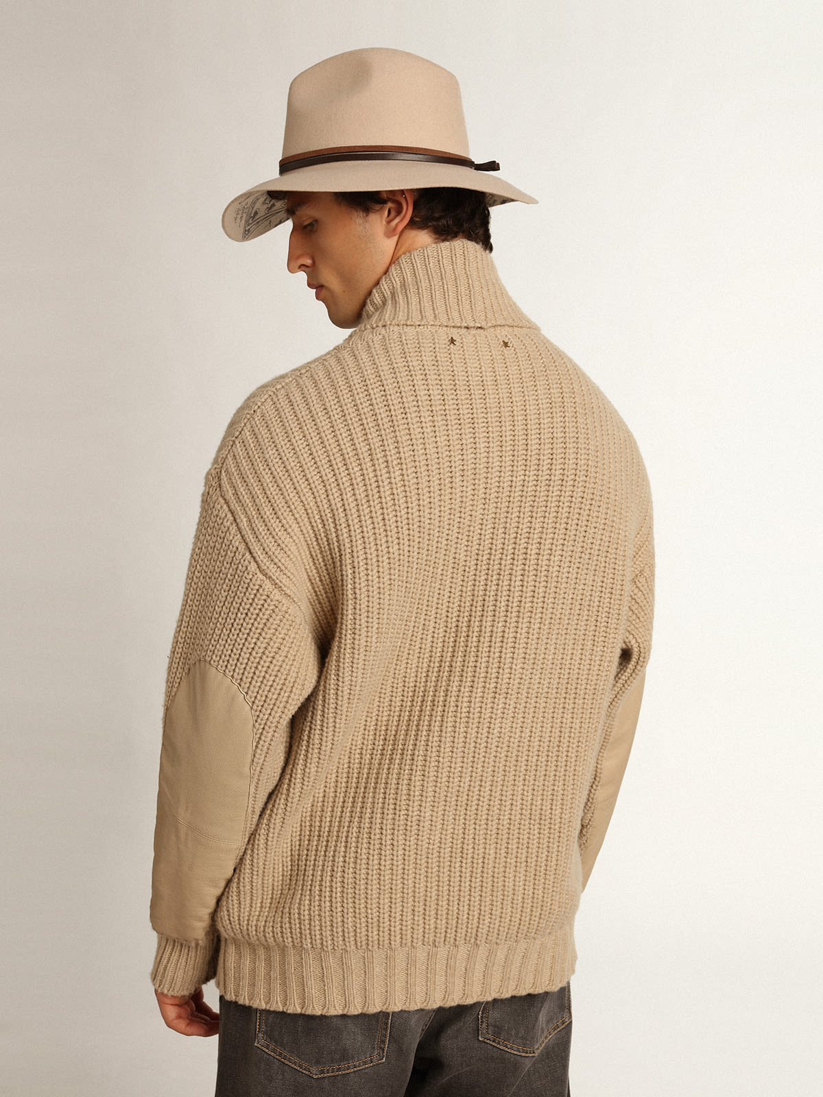 Golden Goose - Cardigan croisé collection Journey en laine côtelée beige avec empiècements en cuir ton sur ton in 