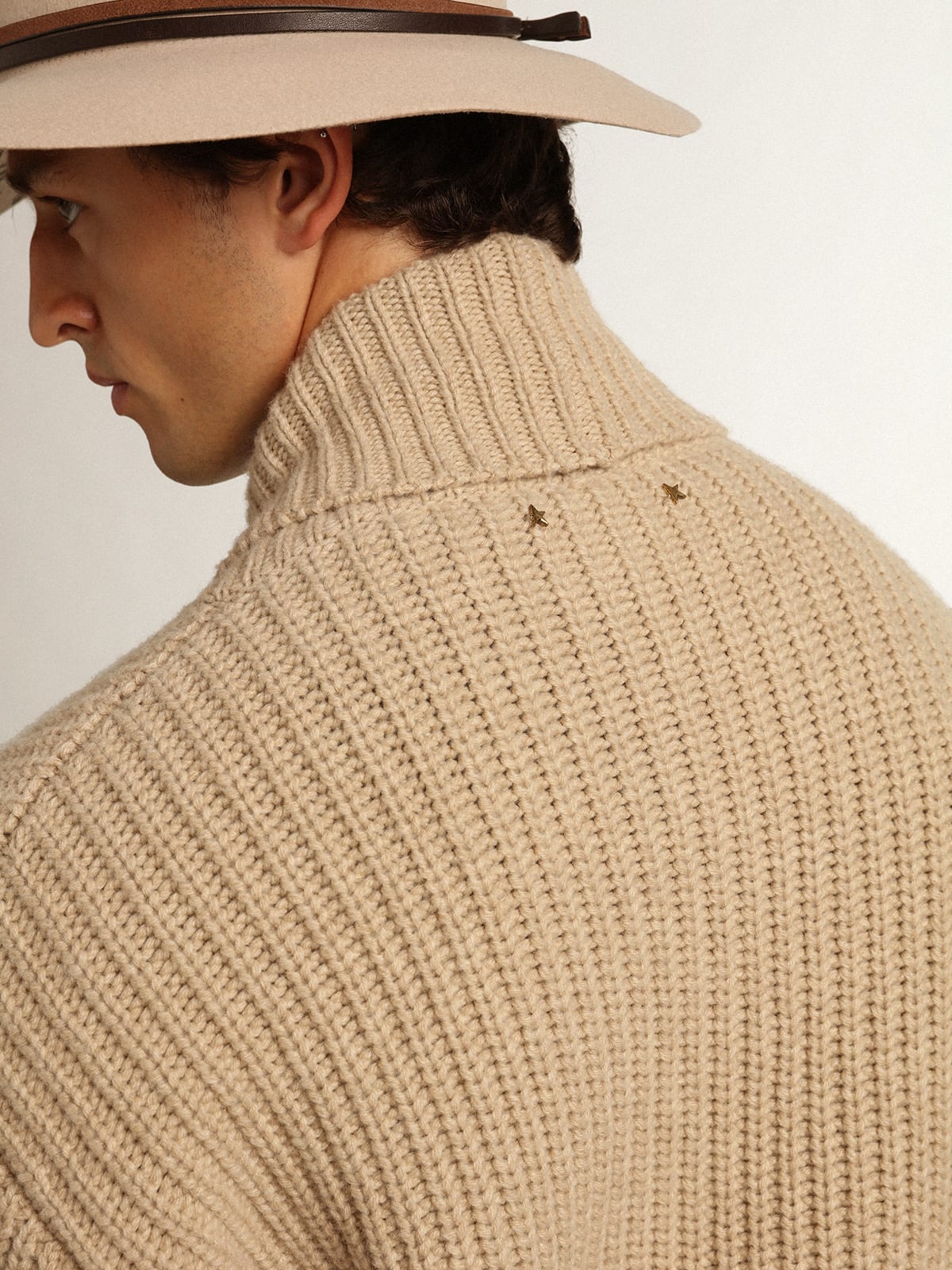 Golden Goose - Cardigã masculino de abotoamento duplo de lã bege com patches de couro in 