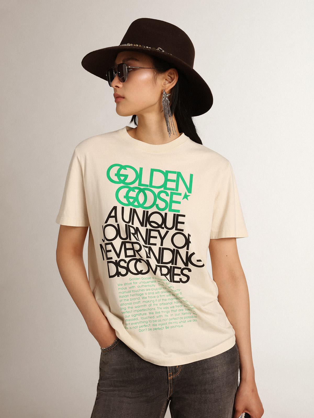 Golden Goose - T-shirt da donna di colore bone white con scritte sul davanti in 