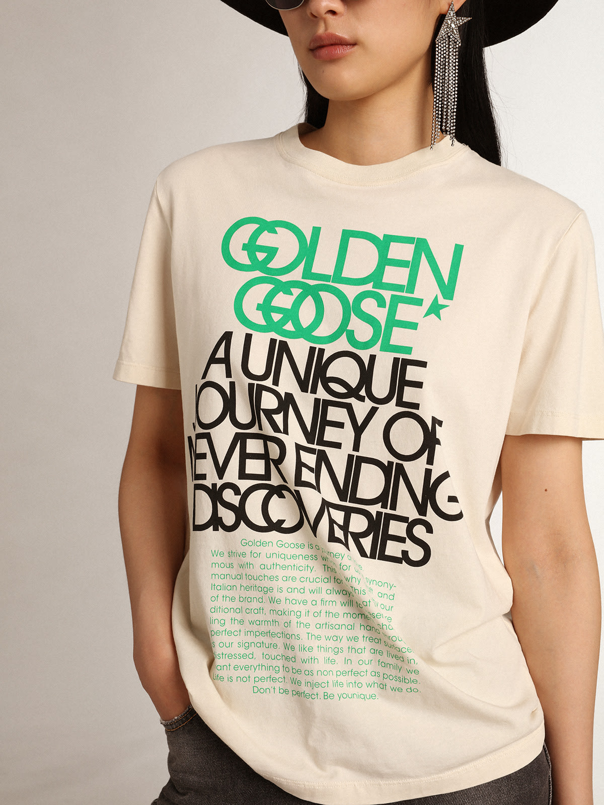 Golden Goose - T-shirt collection Journey blanc cassé avec inscriptions de couleur noire et vert brillant in 