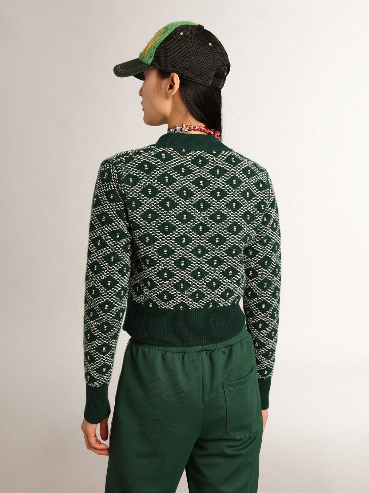 Golden Goose - Cárdigan cropped de la colección Journey con jacquard de rombos en tonos verde y blanco in 