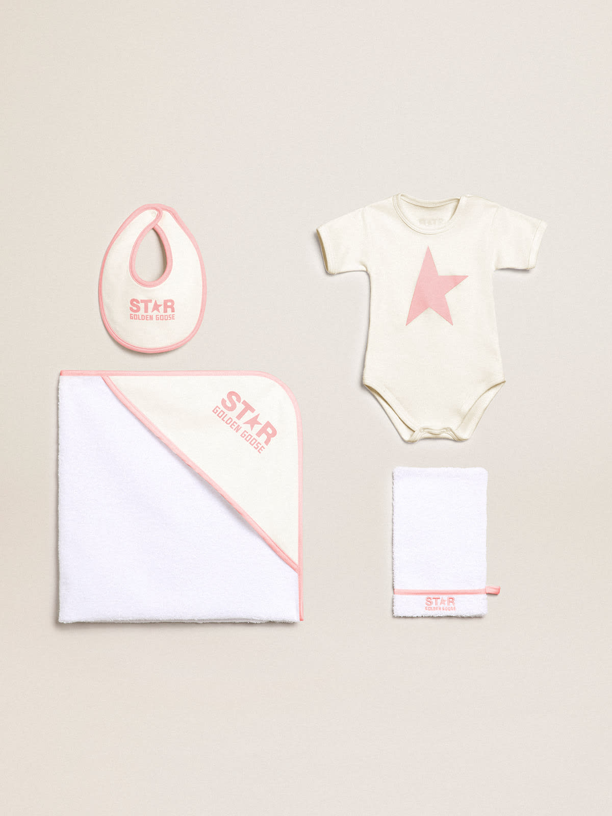 Golden Goose - Paquete regalo con conjunto de baño de la colección Star en color blanco y blanco leche con perfiles y logotipo rosa en contraste in 