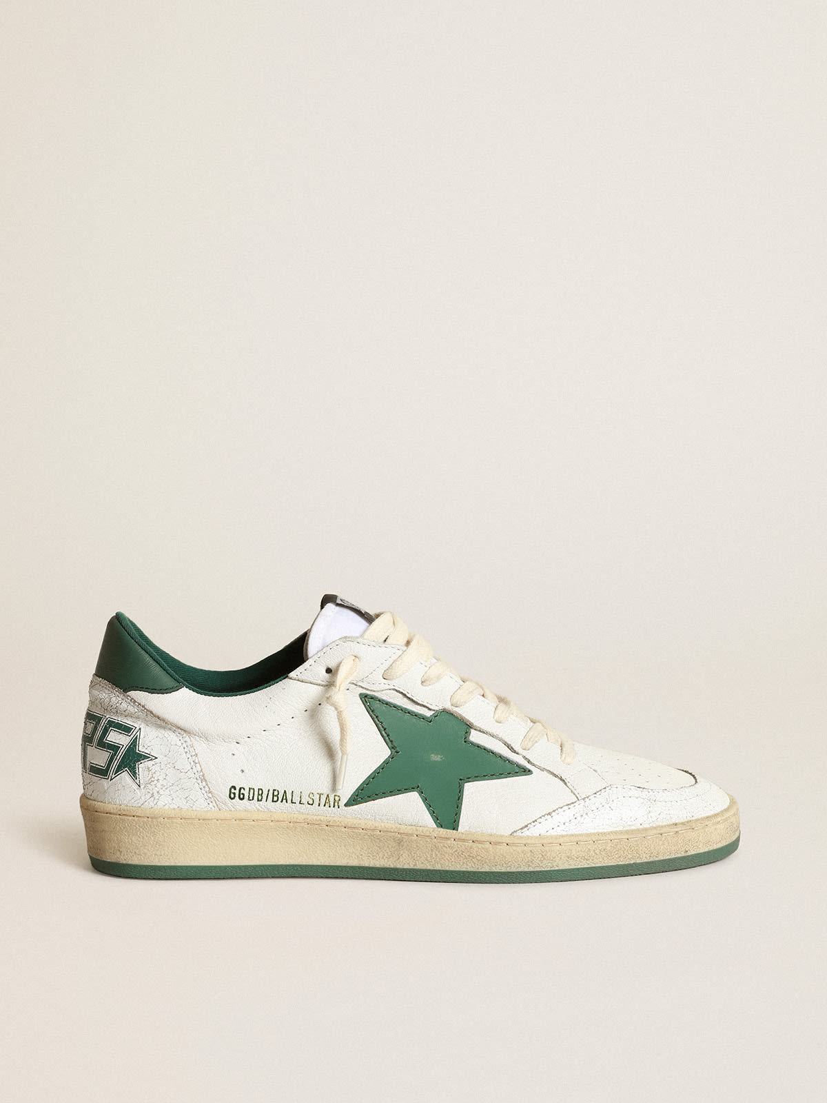 Golden Goose - Sneaker Ball Star aus weißem Nappaleder mit Stern und Fersenpartie aus mattgrünem Leder in 