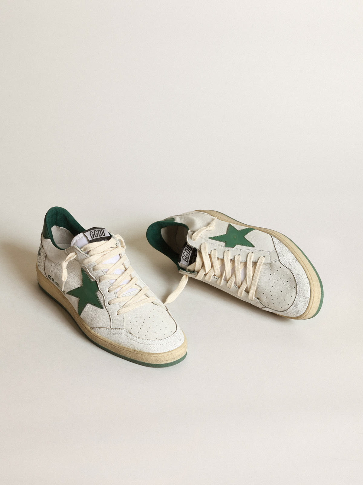 Golden Goose - Sneakers Ball Star en cuir nappa blanc avec étoile et contrefort en cuir mat vert in 