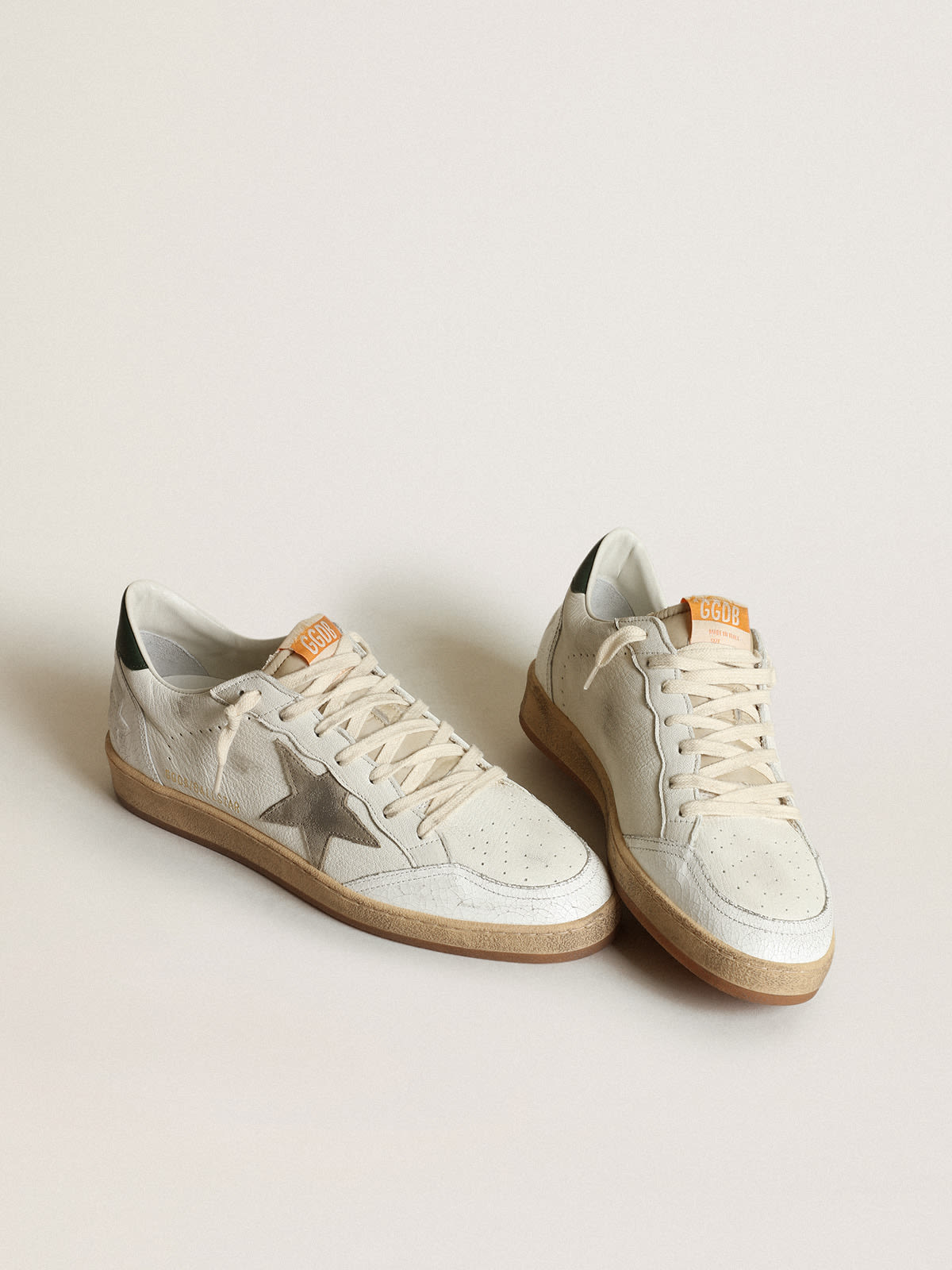 Golden Goose - Herren Ball Star aus weißem Nappa mit taubengrauem Raulederstern in 