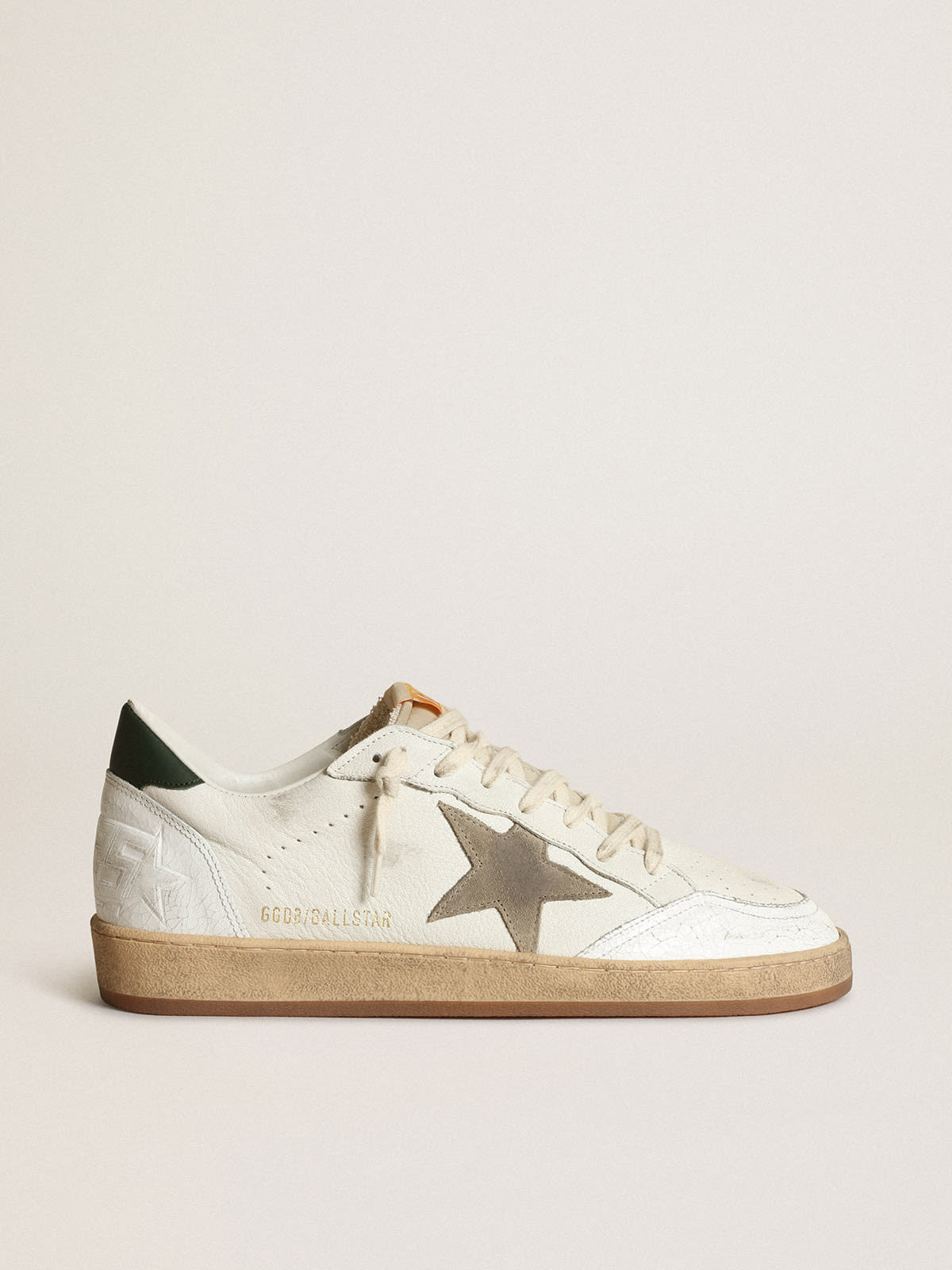 Golden Goose - Sneakers Ball Star en cuir nappa blanc avec étoile en daim couleur tourterelle et contrefort en cuir vert foncé in 
