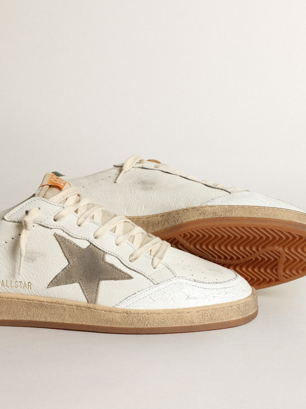 Golden Goose - Sneakers Ball Star en cuir nappa blanc avec étoile en daim couleur tourterelle et contrefort en cuir vert foncé in 
