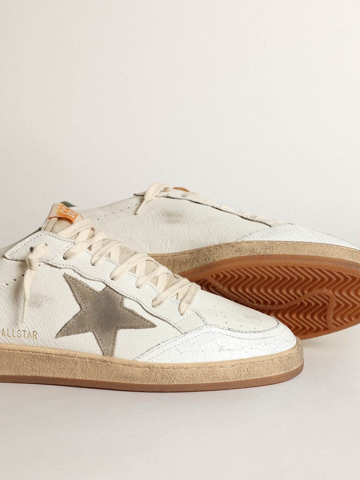 Golden Goose - Herren Ball Star aus weißem Nappa mit taubengrauem Raulederstern in 