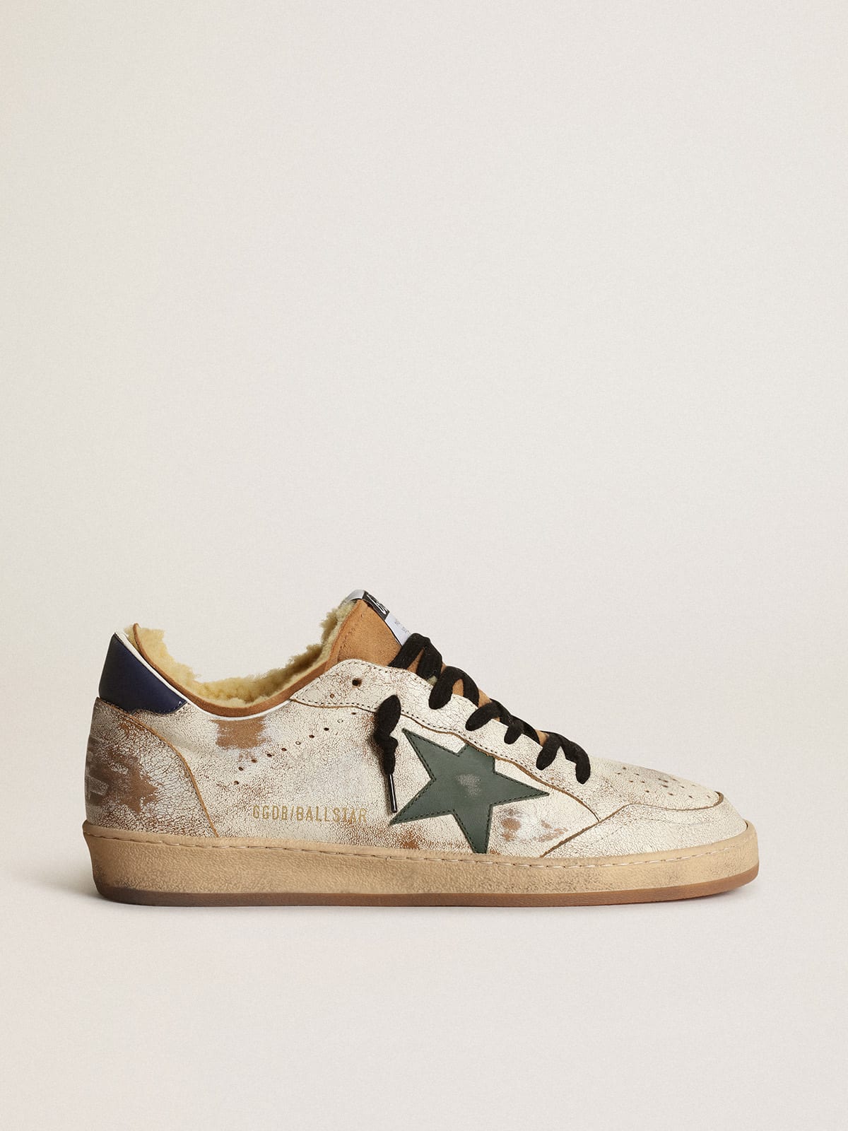 Golden Goose - Sneakers Ball Star en cuir brillant blanc avec étoile en cuir vert foncé et doublure en shearling in 