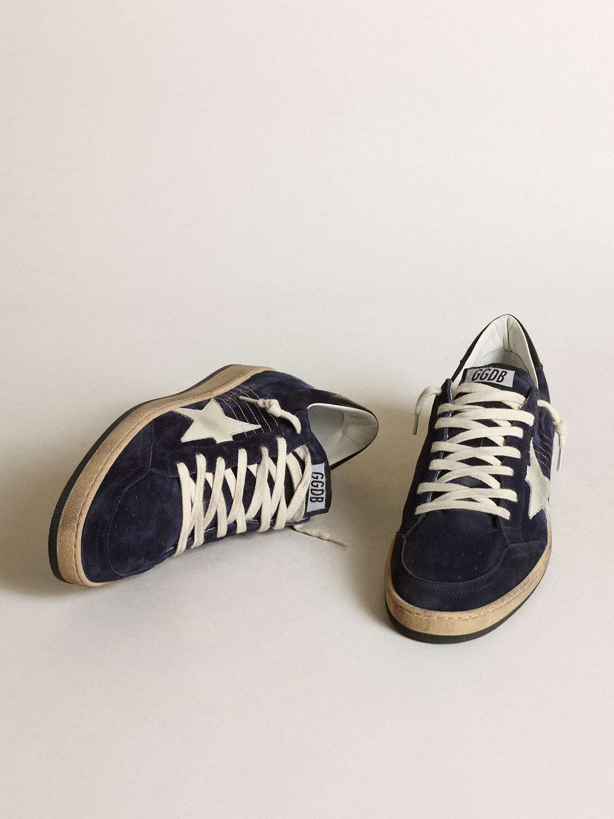 Golden Goose - Herren Ball Star aus dunkelblauem Rauleder mit weißem Nubuk-Stern in 