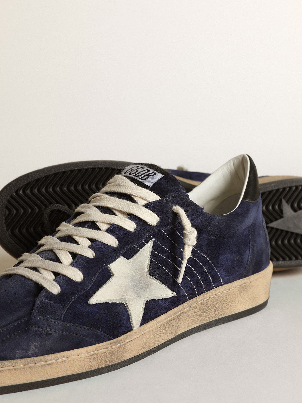 Golden Goose - Sneakers Ball Star en daim bleu foncé avec étoile en cuir nubuck blanc cassé et contrefort en cuir nappa noir in 