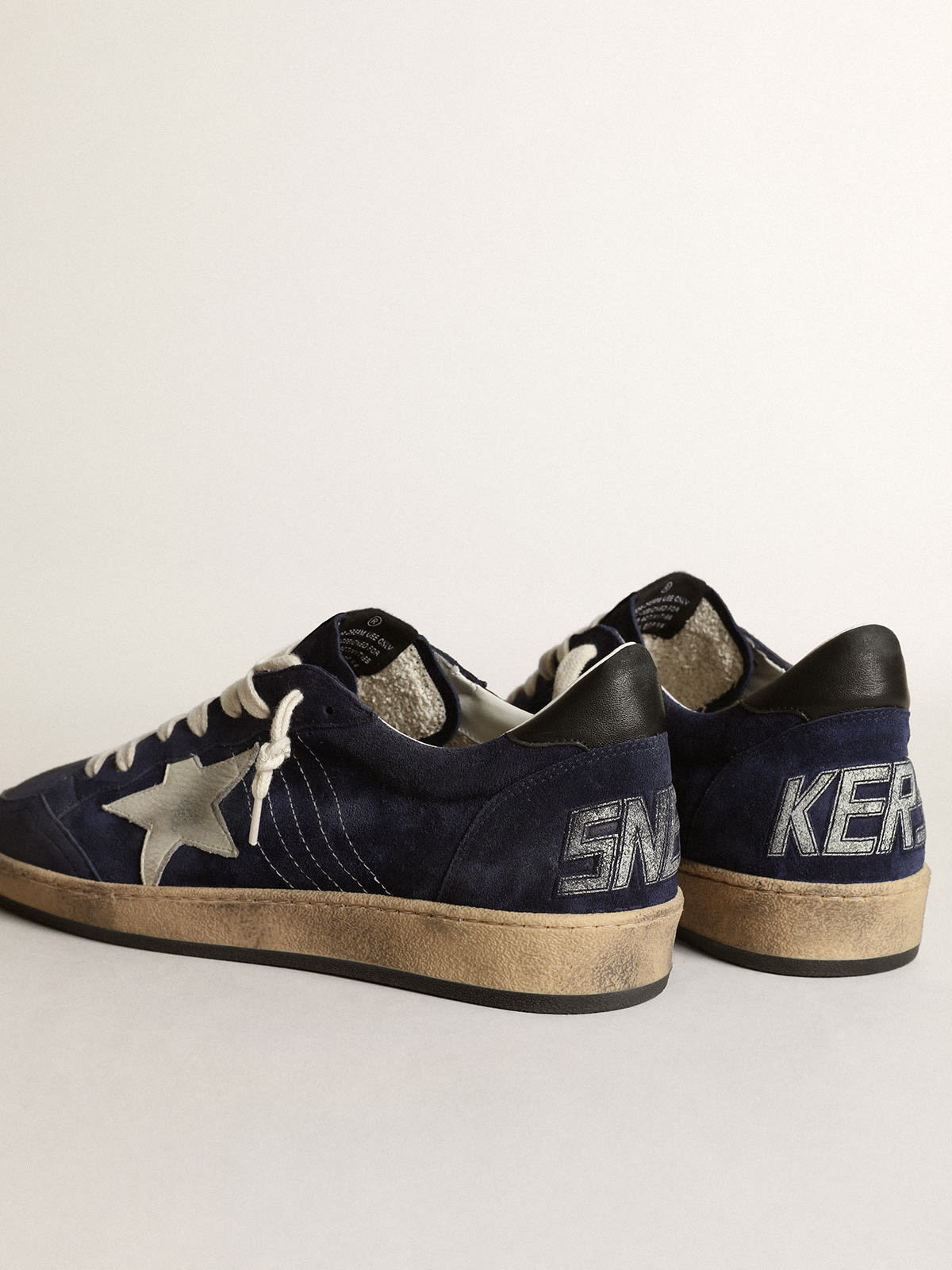 Golden Goose - Herren Ball Star aus dunkelblauem Rauleder mit weißem Nubuk-Stern in 