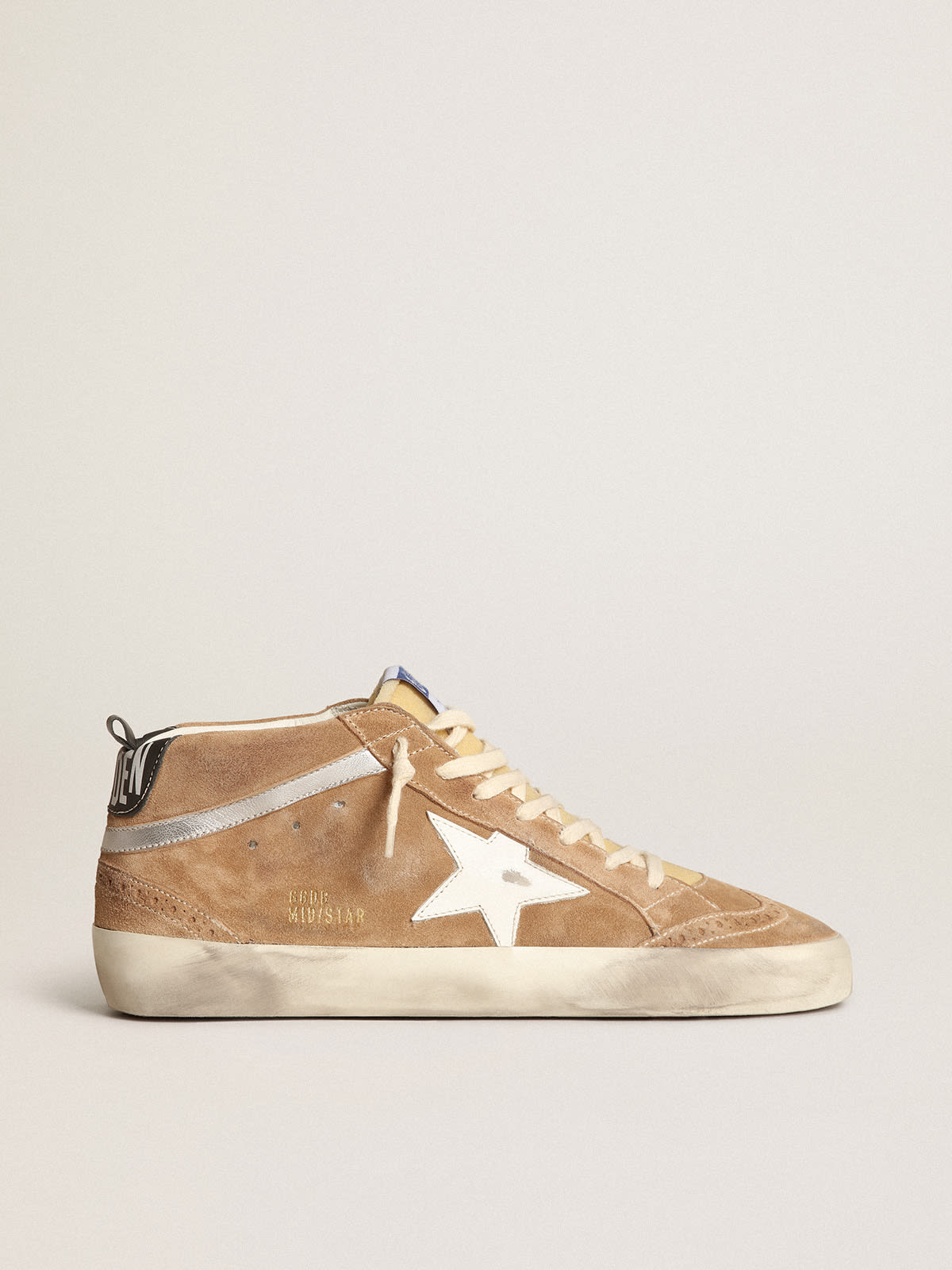 Golden Goose - Sneakers Mid Star en daim couleur tabac avec étoile en cuir blanc et virgule en cuir lamé argenté in 