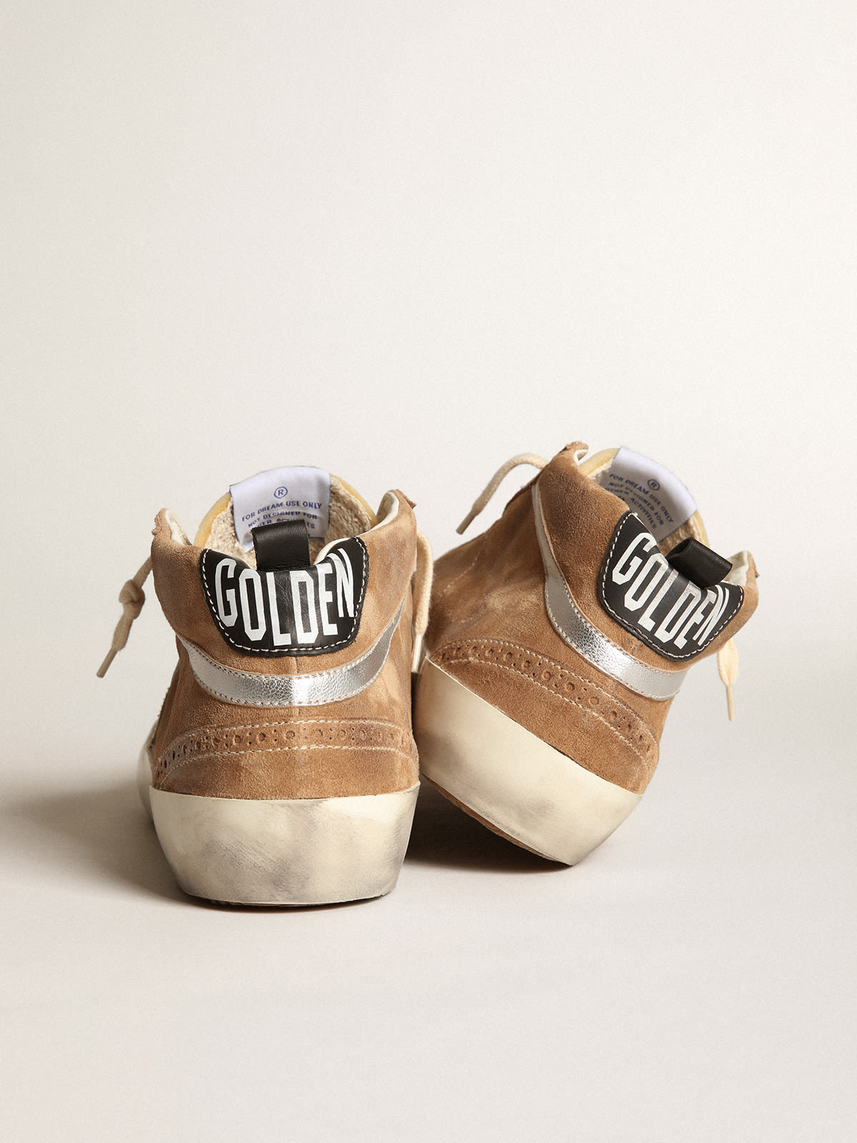 Golden Goose - Sneakers Mid Star en daim couleur tabac avec étoile en cuir blanc et virgule en cuir lamé argenté in 