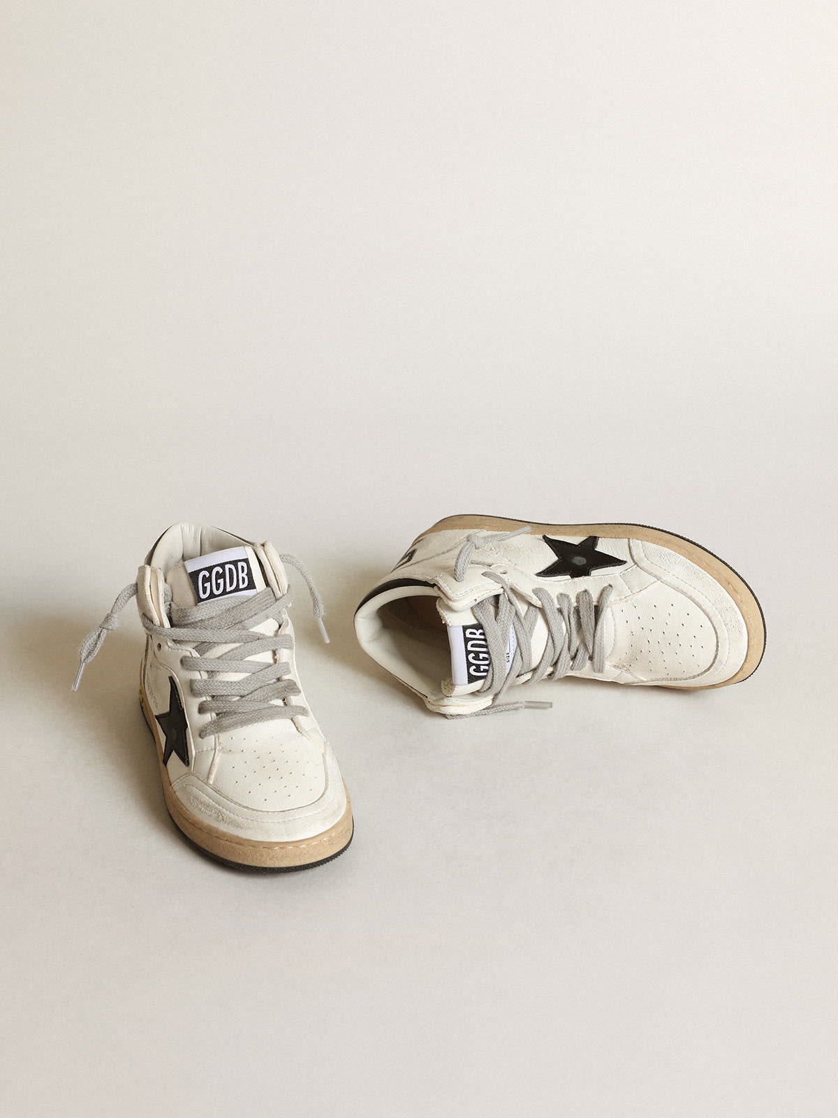 Golden Goose - Young Sky-Star aus weißem Nappa mit Stern und Ferse in Schwarz in 