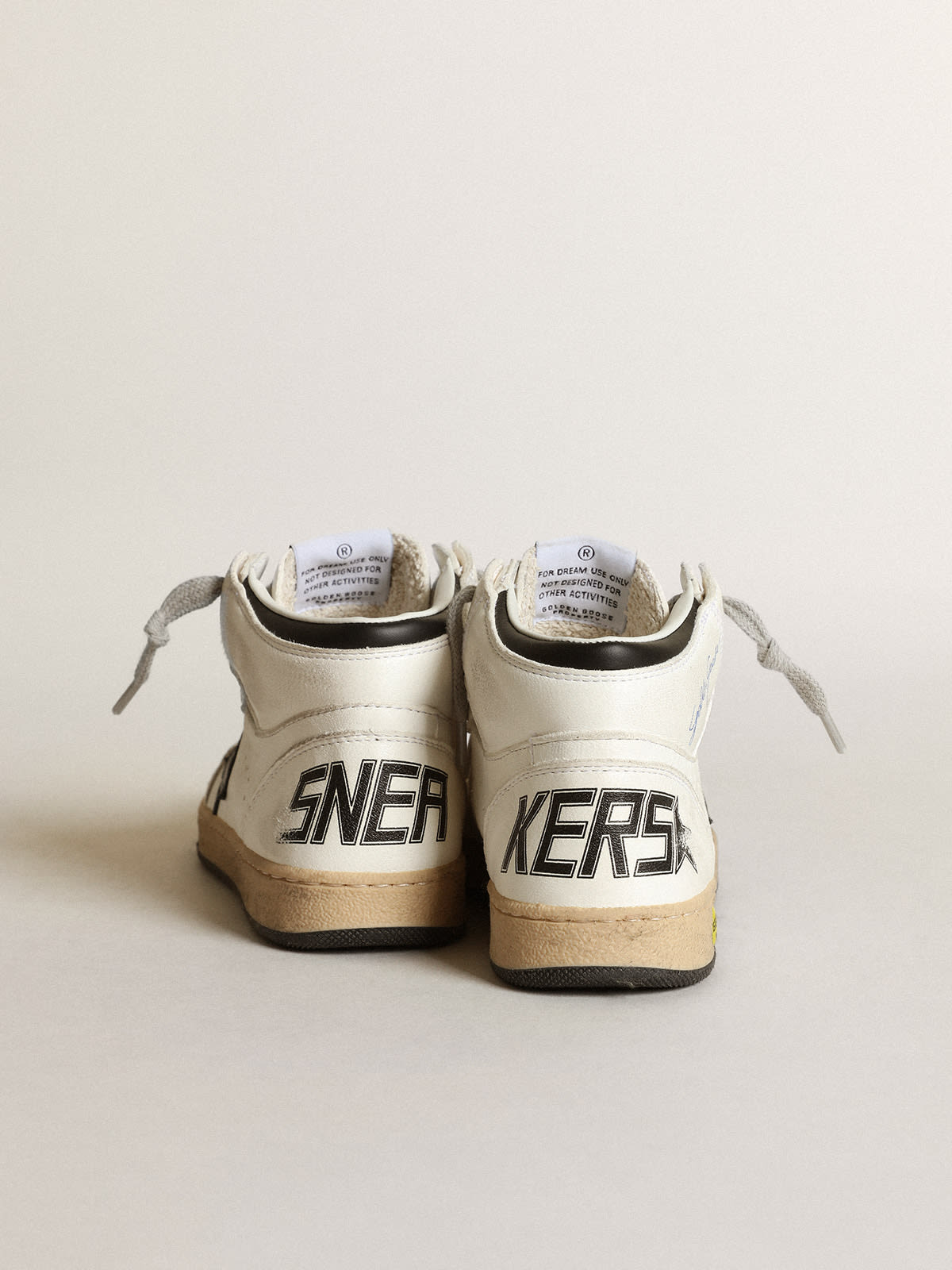 Golden Goose - Sky-Star Young in nappa bianca con stella e talloncino neri in 