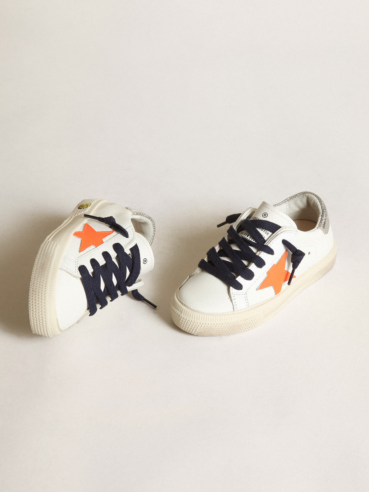 Golden Goose - Sneakers May Young avec étoile en cuir orange fluo et contrefort ajouré en cuir lamé argenté    in 