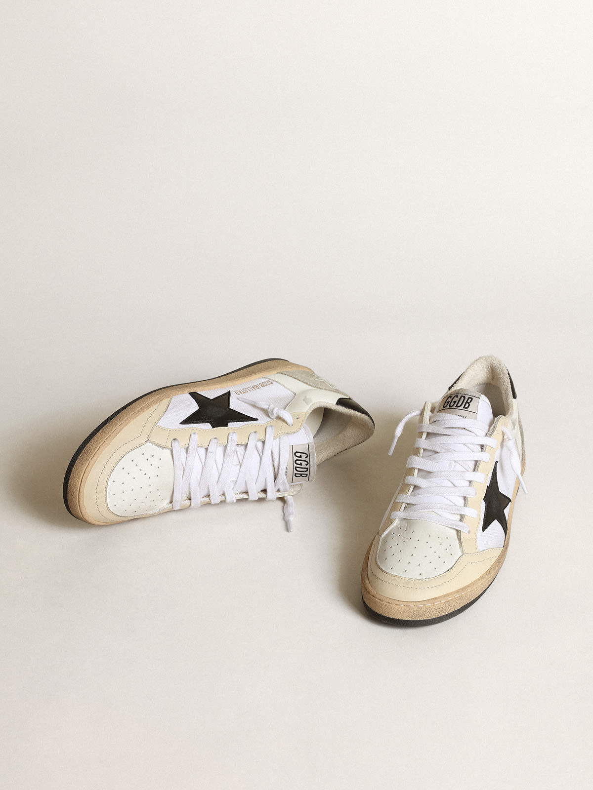 Golden Goose - Sneakers Ball Star pour femme en toile et en cuir blancs avec empiècements en cuir ivoire et étoile en cuir nappa noir in 