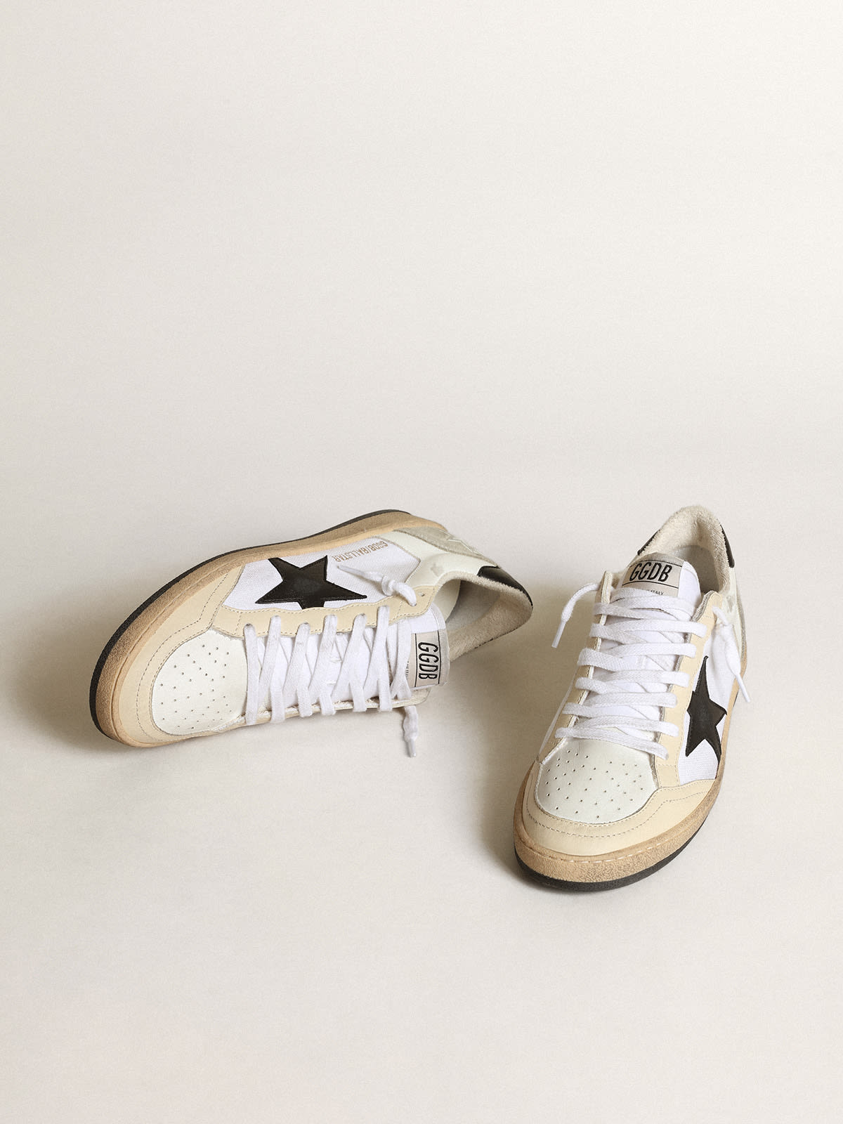 Golden Goose - Ball Star feminino de lona e couro brancos com estrela preta in 