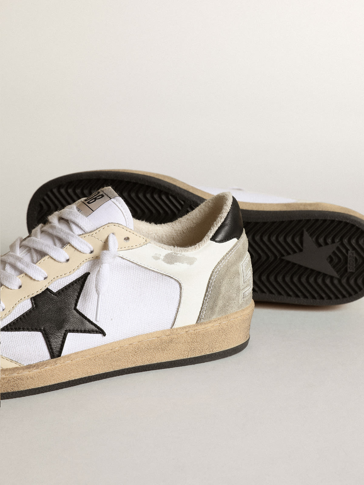 Golden Goose - Ball Star feminino de lona e couro brancos com estrela preta in 