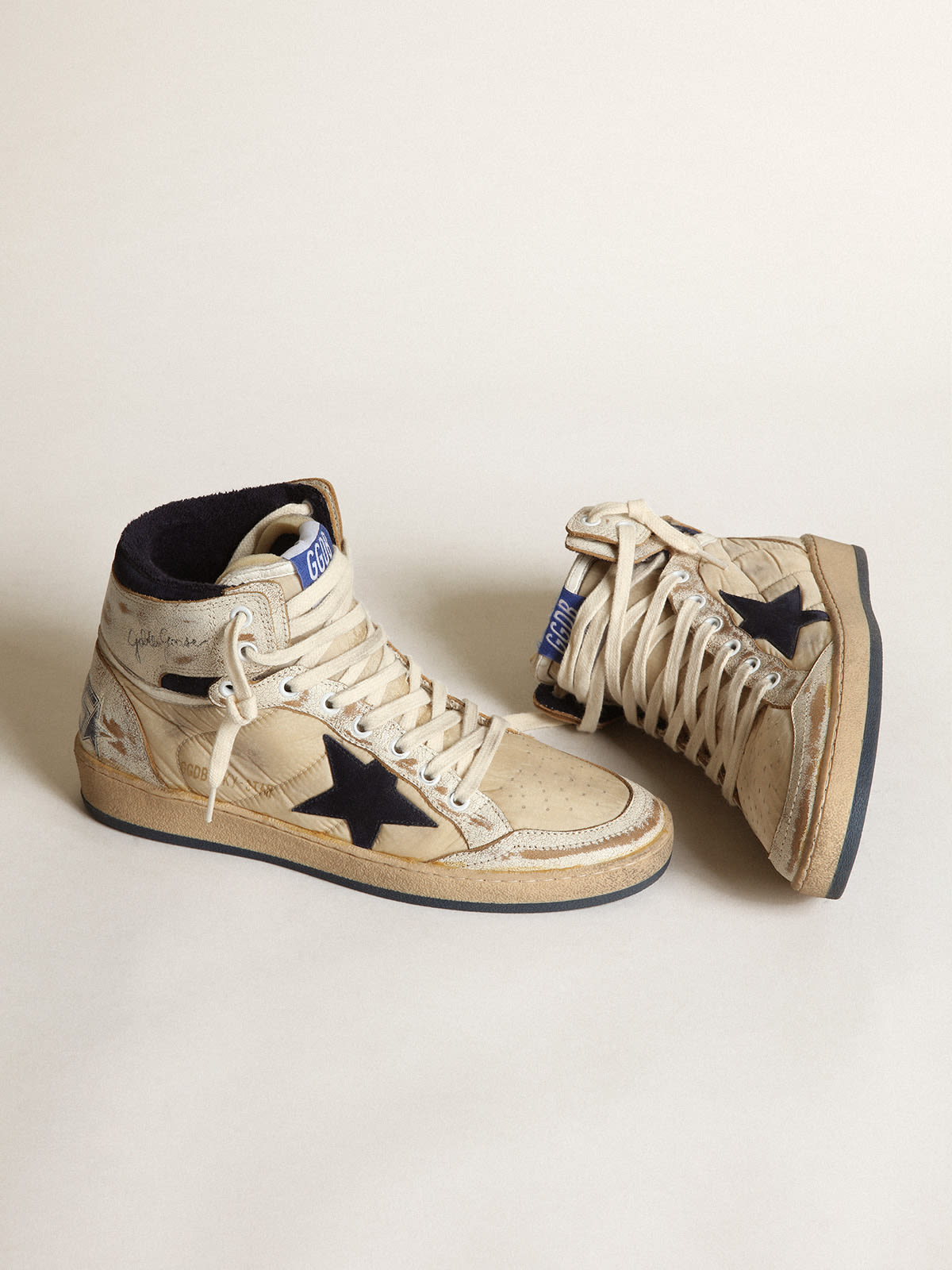 Golden Goose - Sneaker Sky-Star donna in nylon color panna e pelle bianca con stella in suede blu scuro in 