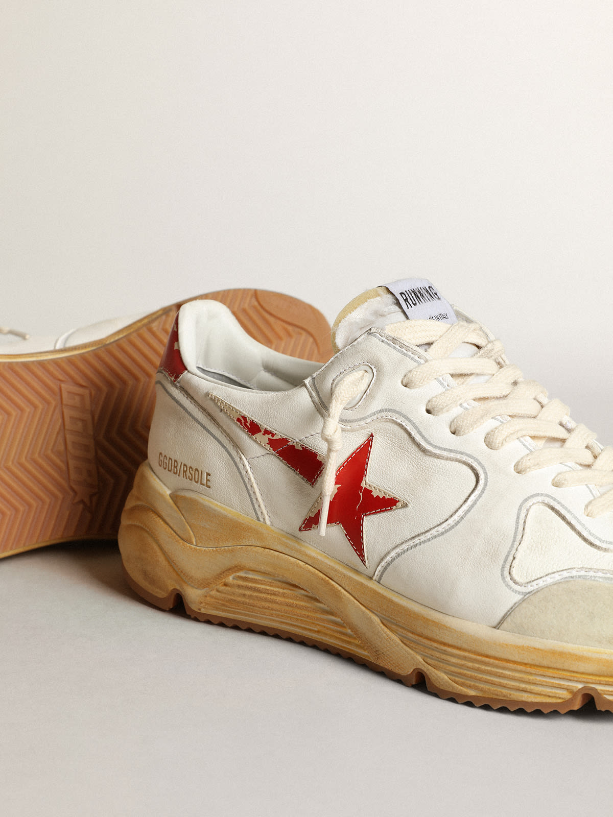 Golden Goose - Sneakers Running Sole avec étoile et contrefort en cuir à imprimé numérique rouge in 
