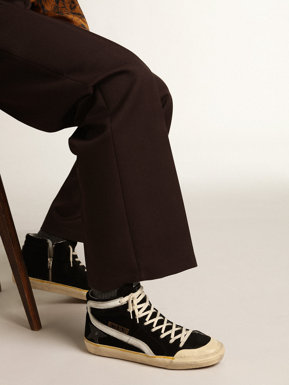 Golden Goose - Sneaker Slide Penstar in suede nero con stella in pelle nera e virgola in pelle bianca in 