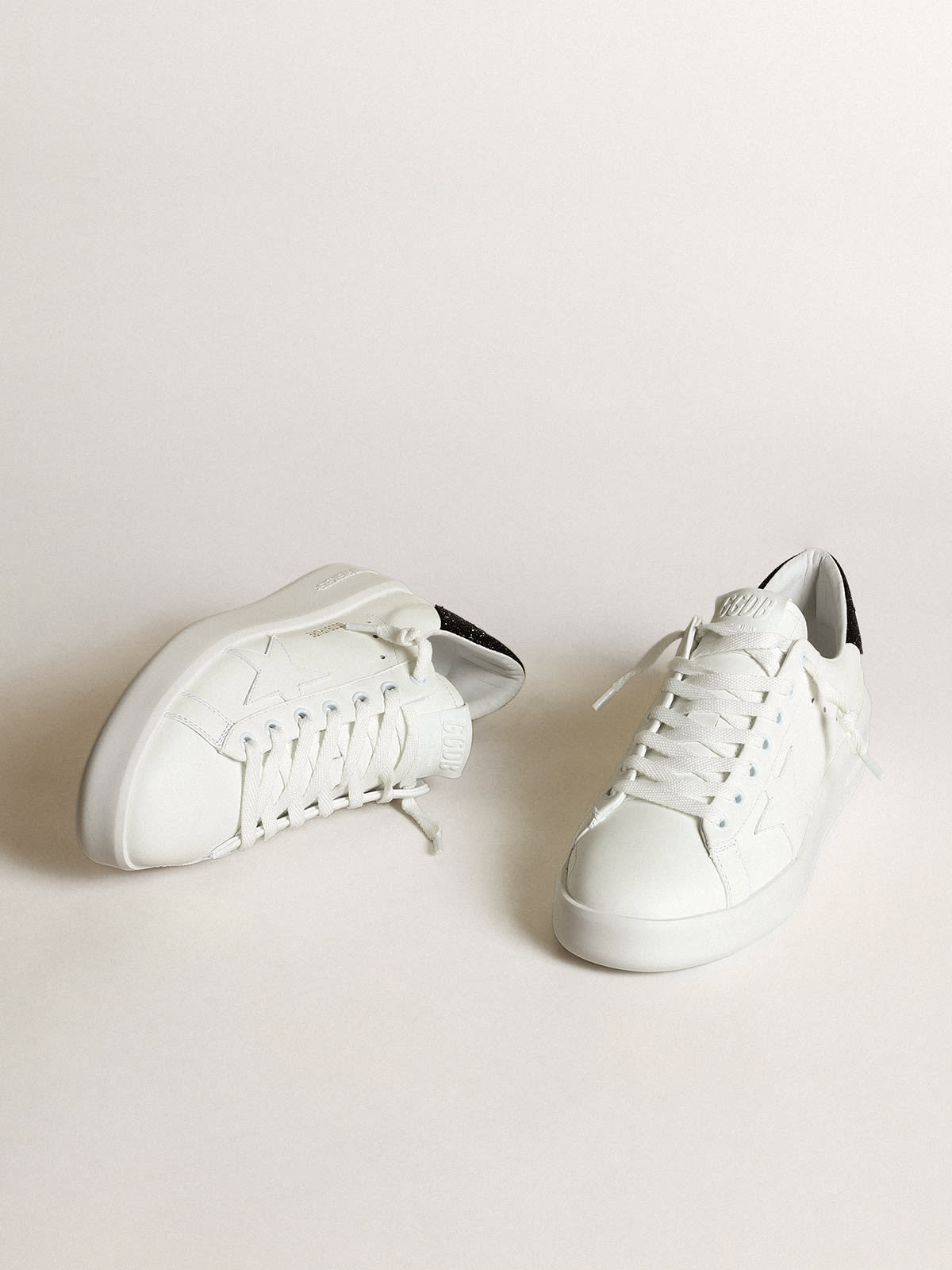 Golden Goose - Sneaker Purestar in pelle bianca con stella ton sur ton e talloncino in cristalli Swarovski neri in 