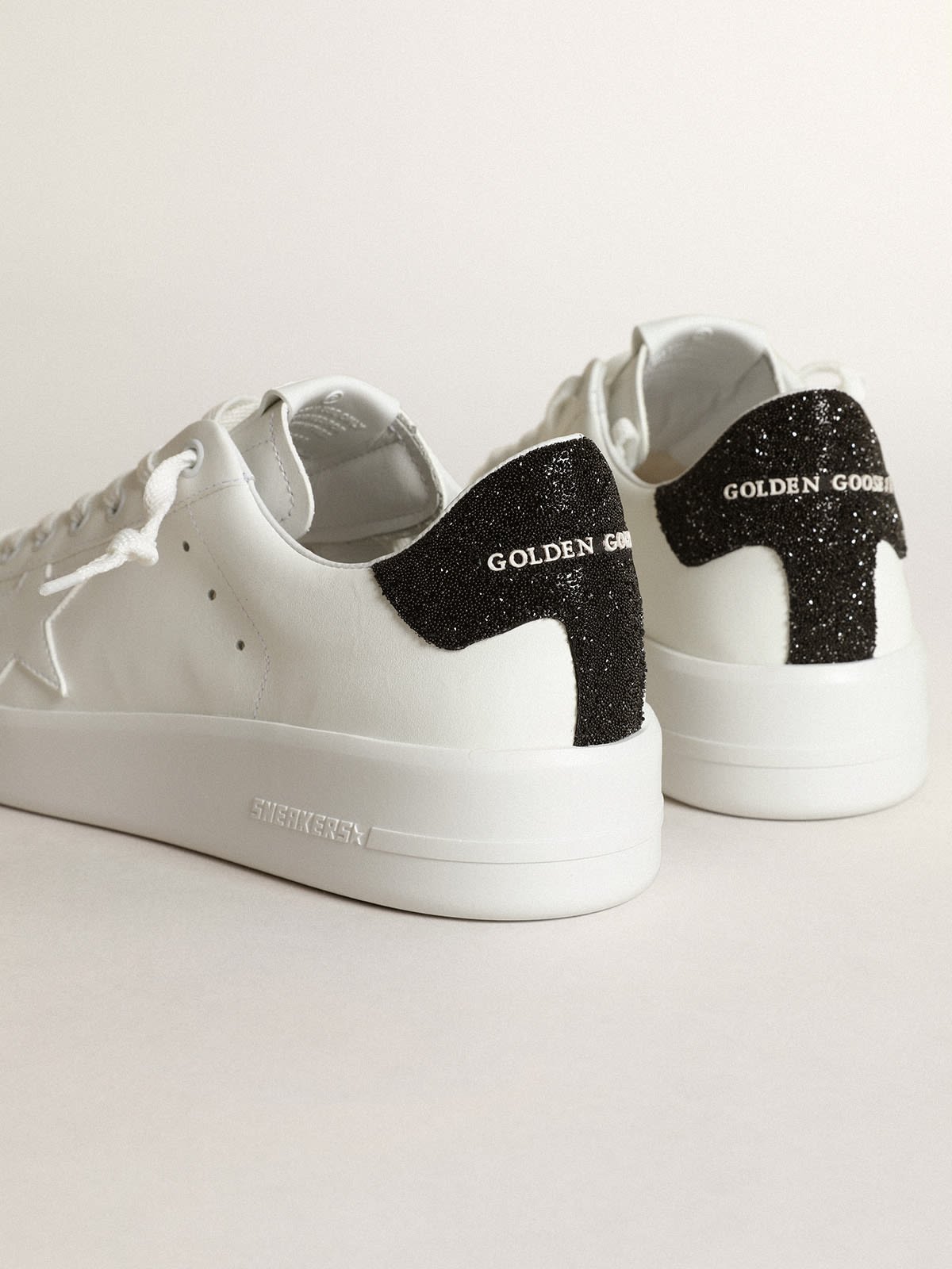 Golden Goose - Sneakers Purestar en cuir blanc avec étoile ton sur ton et contrefort en cristaux Swarovski noirs in 