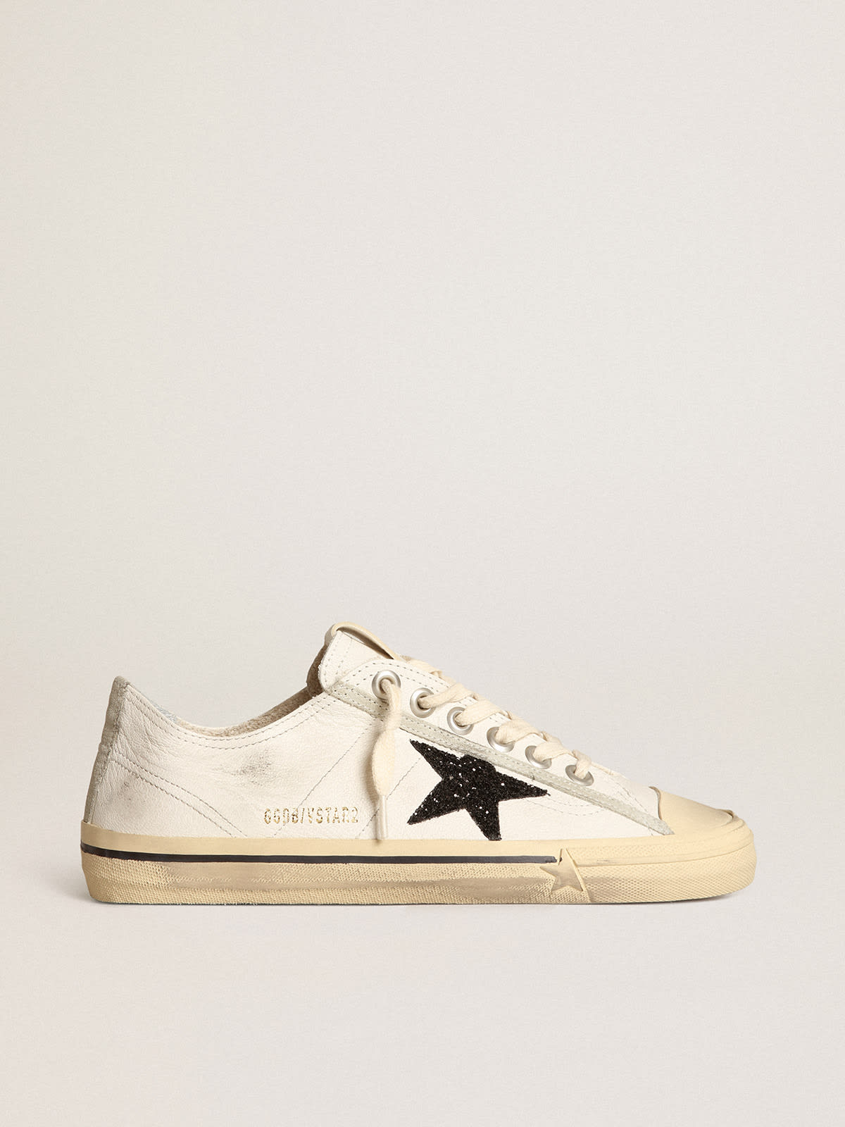 Golden Goose - V-Star in white nappa leather with a black glitter star   in 