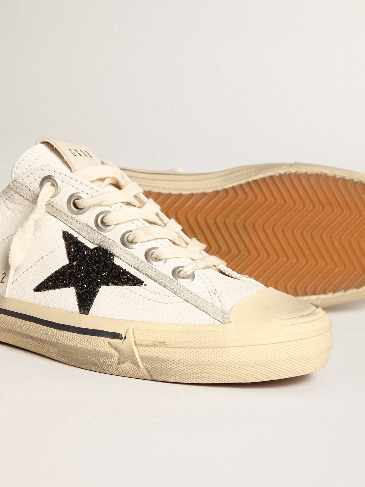 Golden Goose - V-Star en cuir nappa blanc avec étoile à paillettes noires   in 