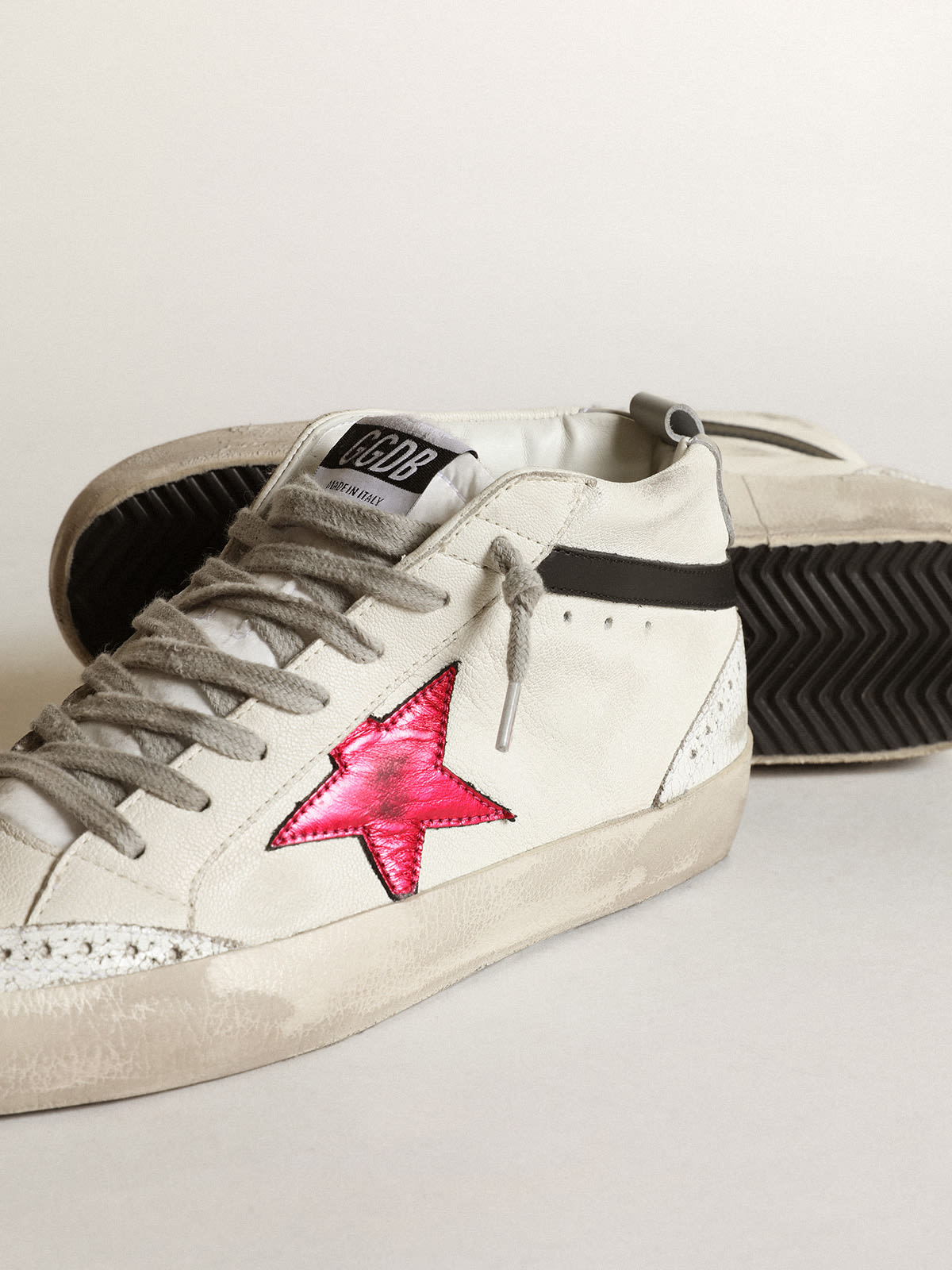 Golden Goose - Mid Star avec étoile en cuir lamé rose et virgule noire in 