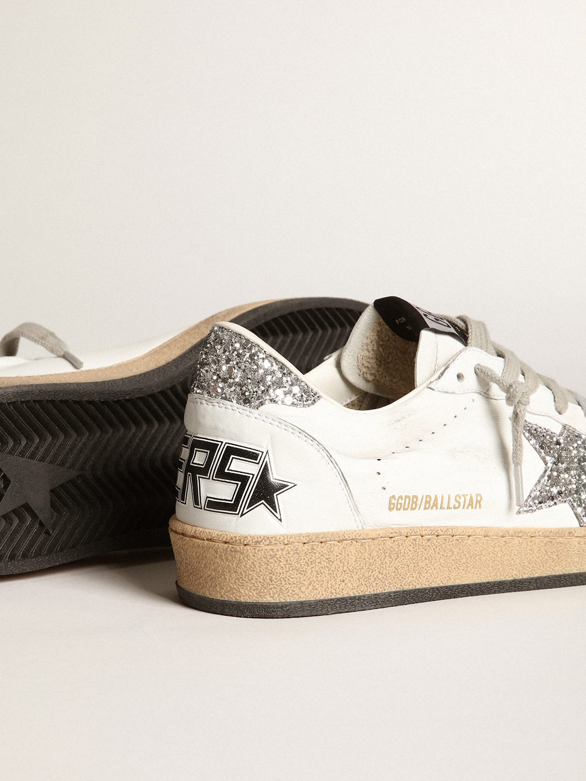Golden Goose - Sneaker Ball Star in nappa bianca con stella e talloncino in glitter argento in 