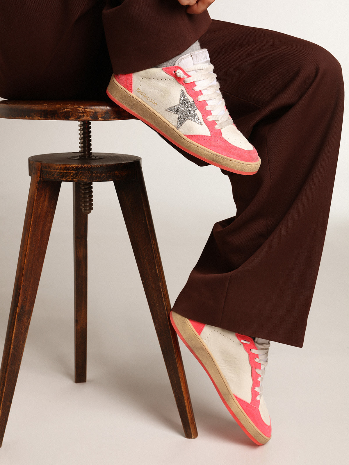 Golden Goose - Sneaker Ball Star aus weißem Nappaleder mit silbernem Glitzerstern und Rauledereinsätzen in Neonorangerot in 
