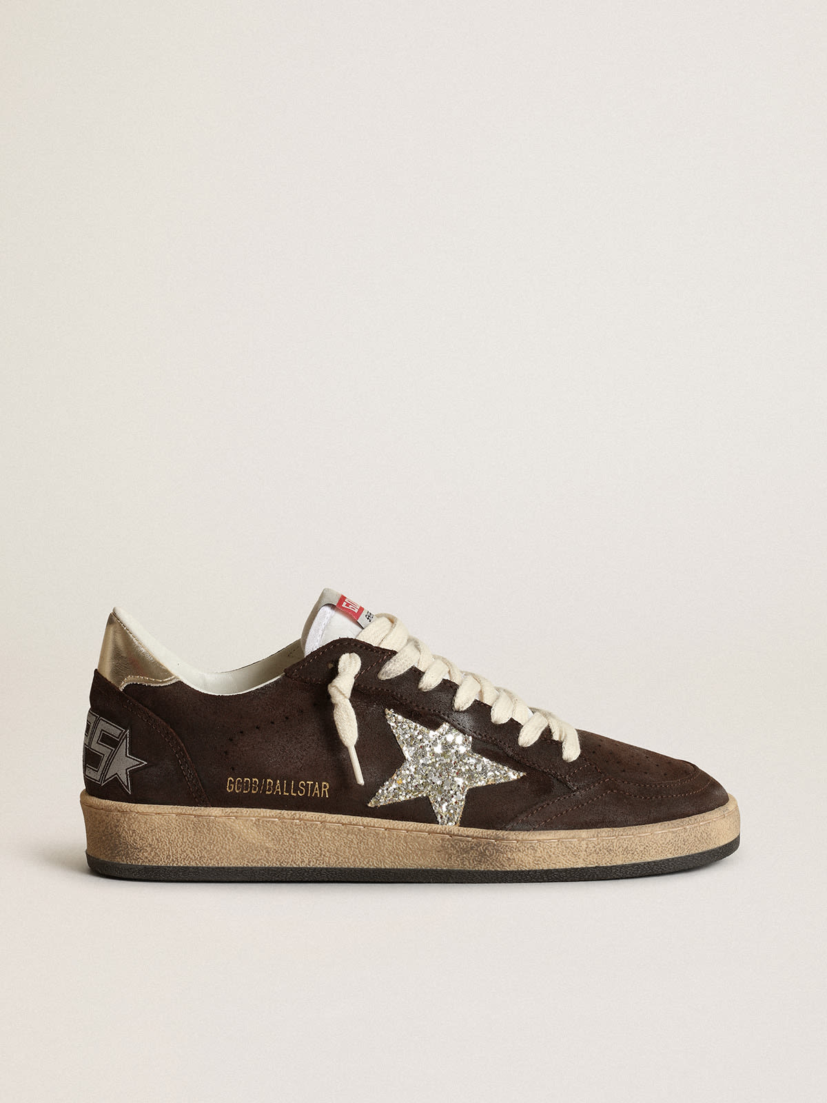 Golden Goose - Sneakers Ball Star en daim marron avec étoile à paillettes platine et languette en nylon blanc in 