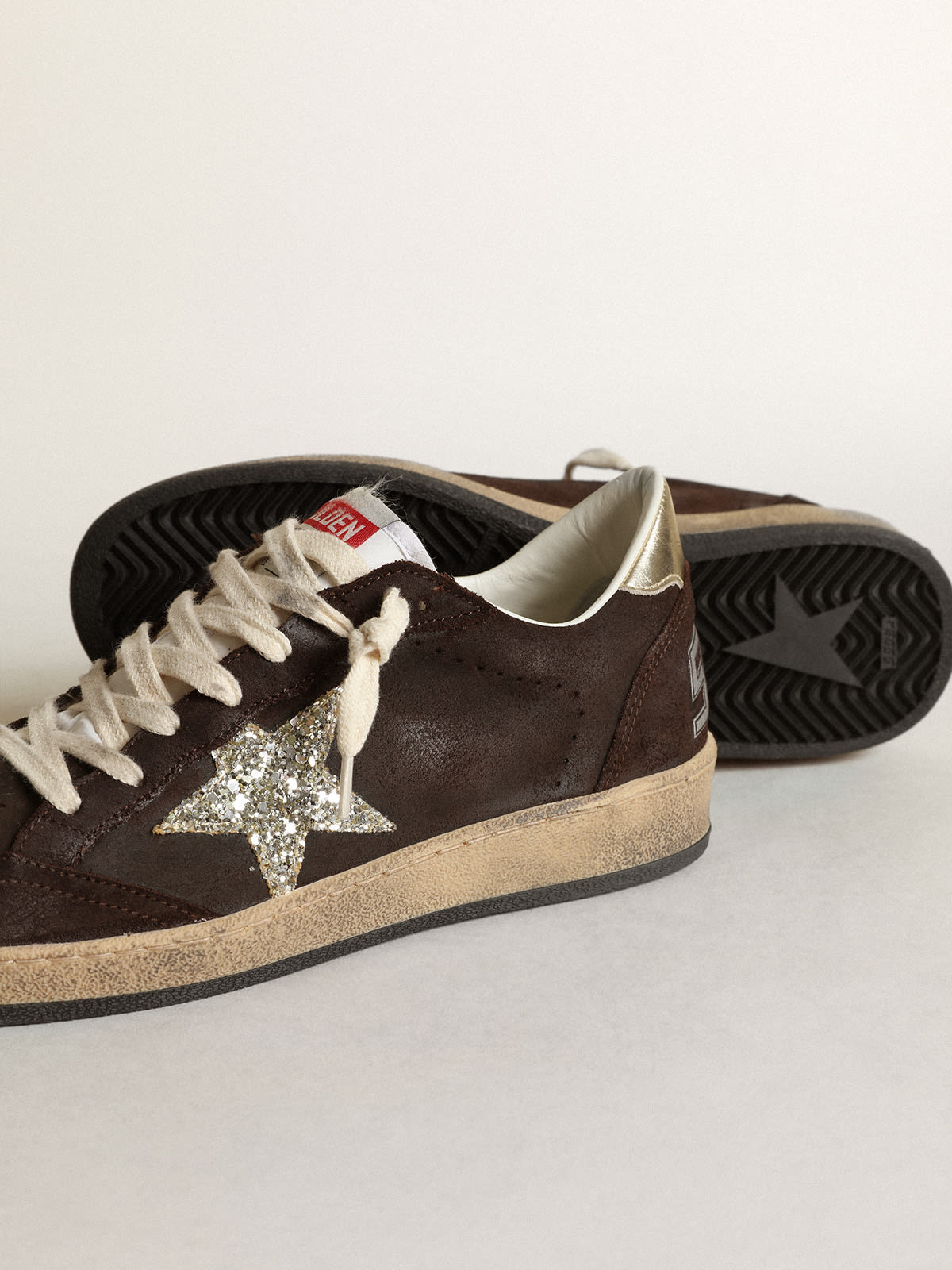 Golden Goose - Sneaker Ball Star in suede marrone con stella in glitter platino e linguetta in nylon bianco in 