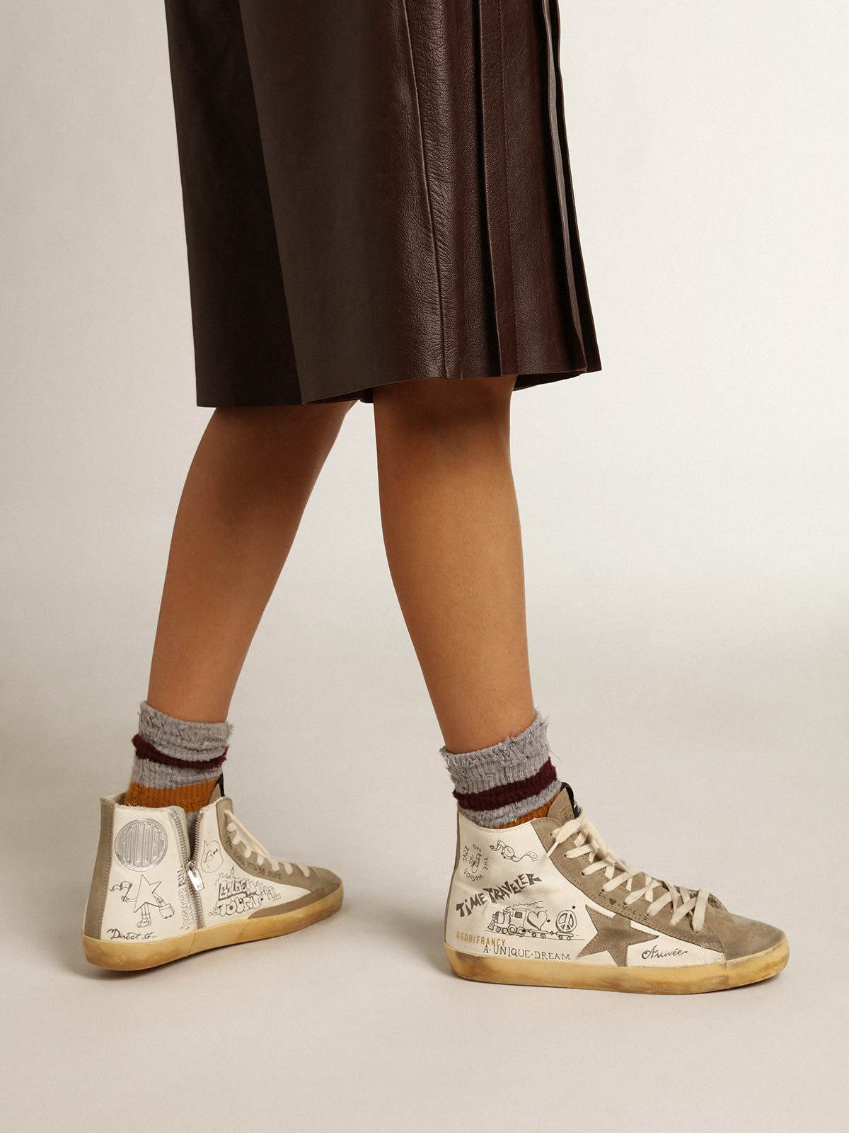 Golden Goose - Sneakers Francy pour femme avec empiècements en daim couleur tourterelle et inscriptions noires all-over in 