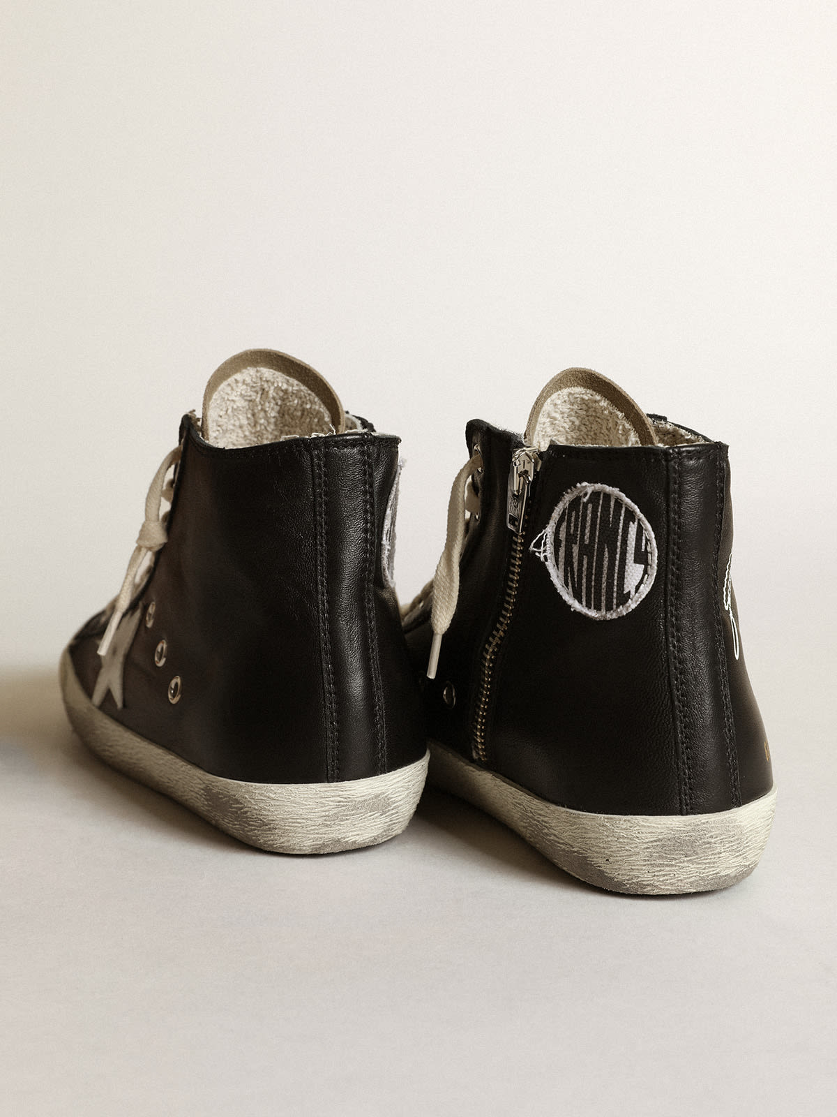 Golden Goose - Sneakers Francy en cuir nappa noir avec étoile en cuir blanc et languette en daim couleur tourterelle in 