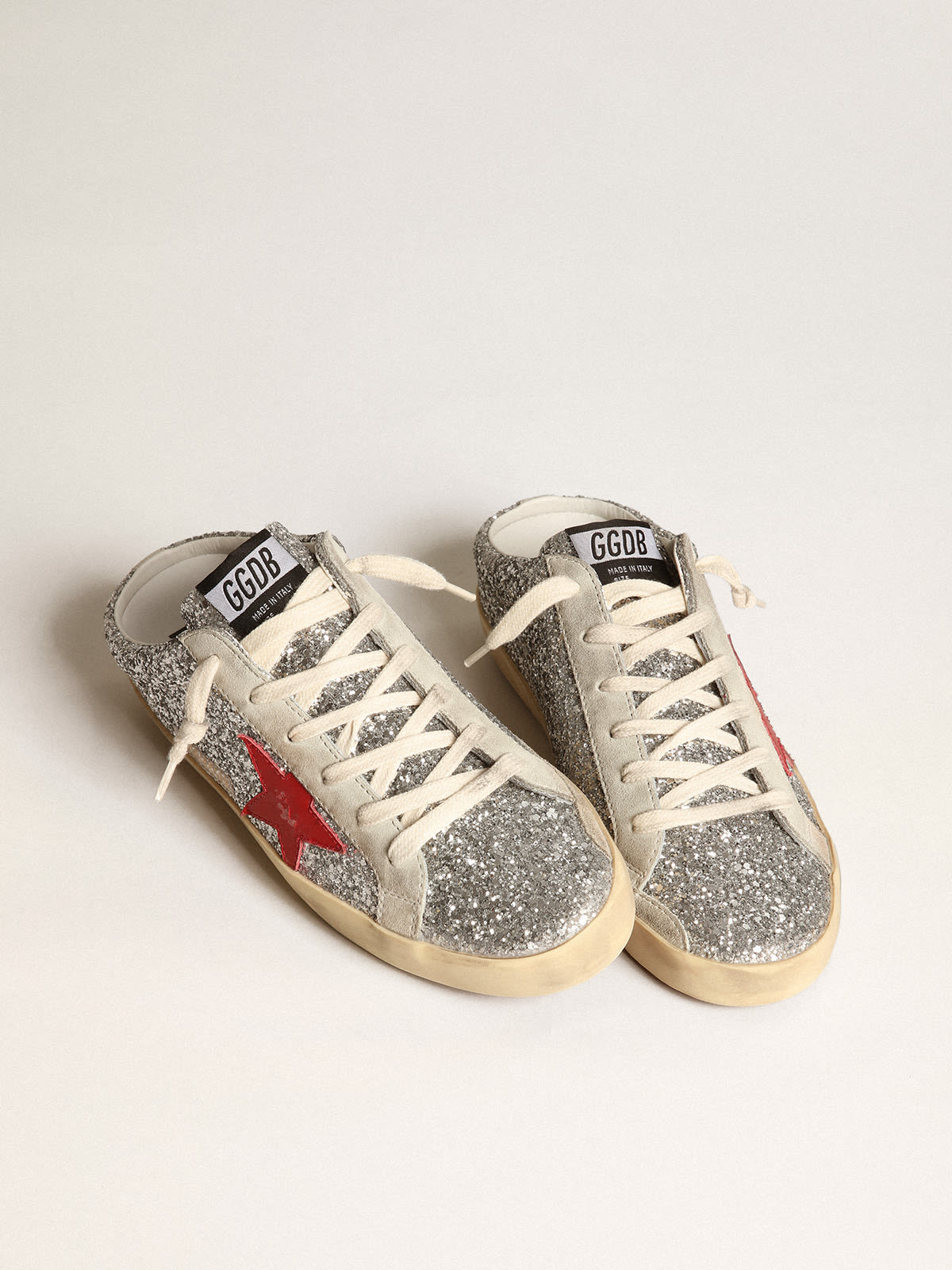 Golden Goose - Mule Super-Star feminino em glitter prateado com estrela de couro vermelho in 