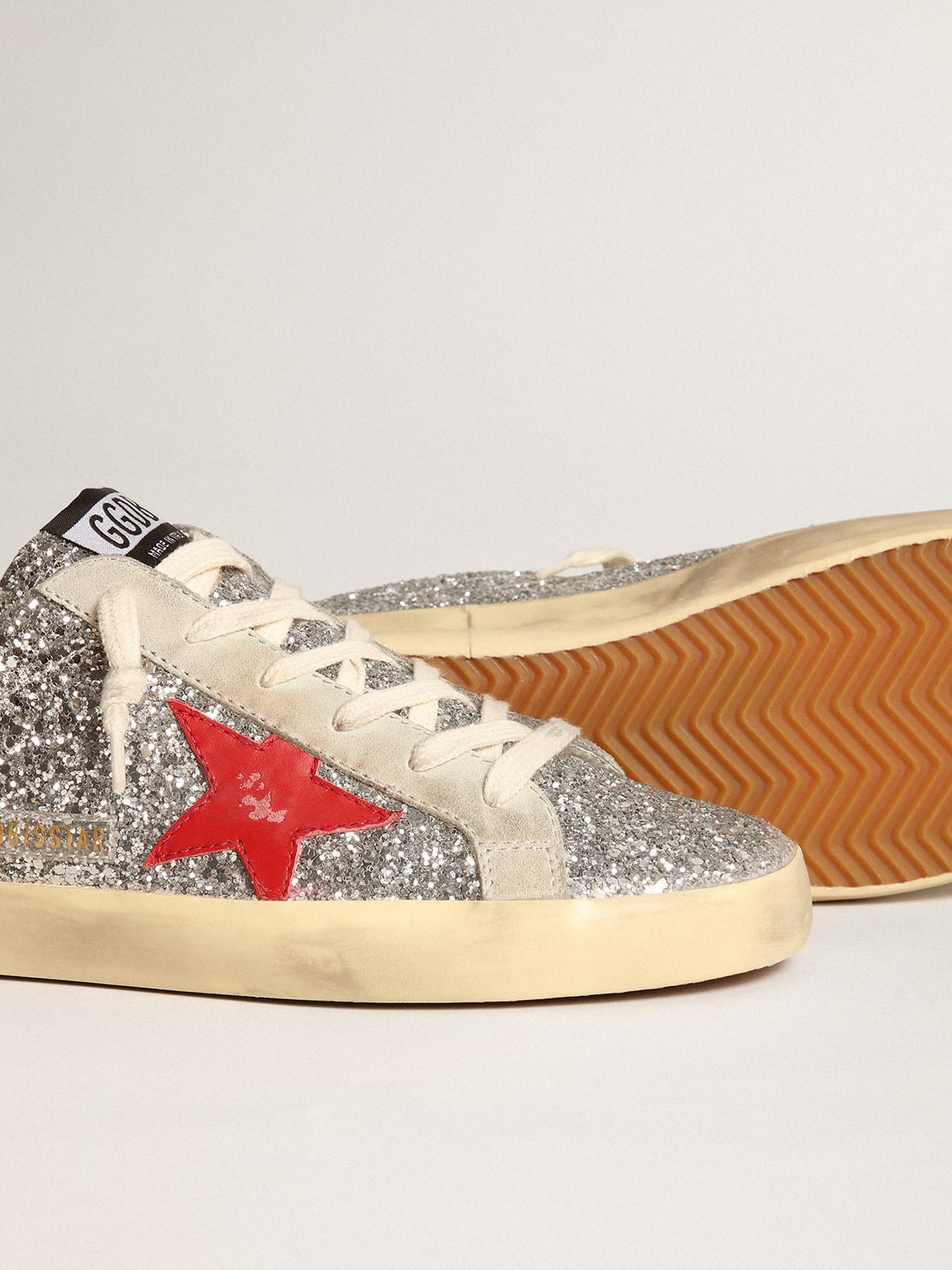 Golden Goose - Mule Super-Star feminino em glitter prateado com estrela de couro vermelho in 