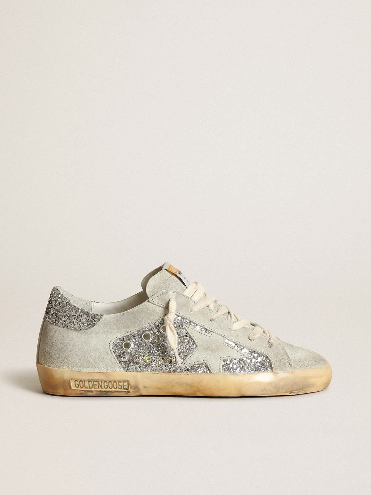 Golden Goose - Sneakers Super-Star pailletées argentées avec étoile et empiècements en daim gris froid in 