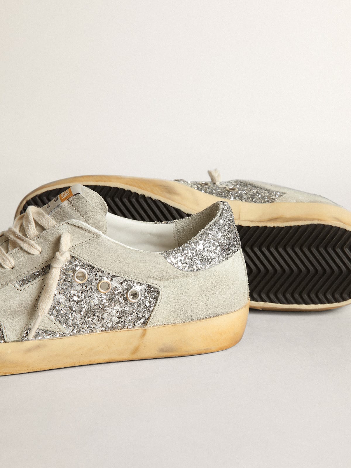 Golden Goose - Sneakers Super-Star pailletées argentées avec étoile et empiècements en daim gris froid in 
