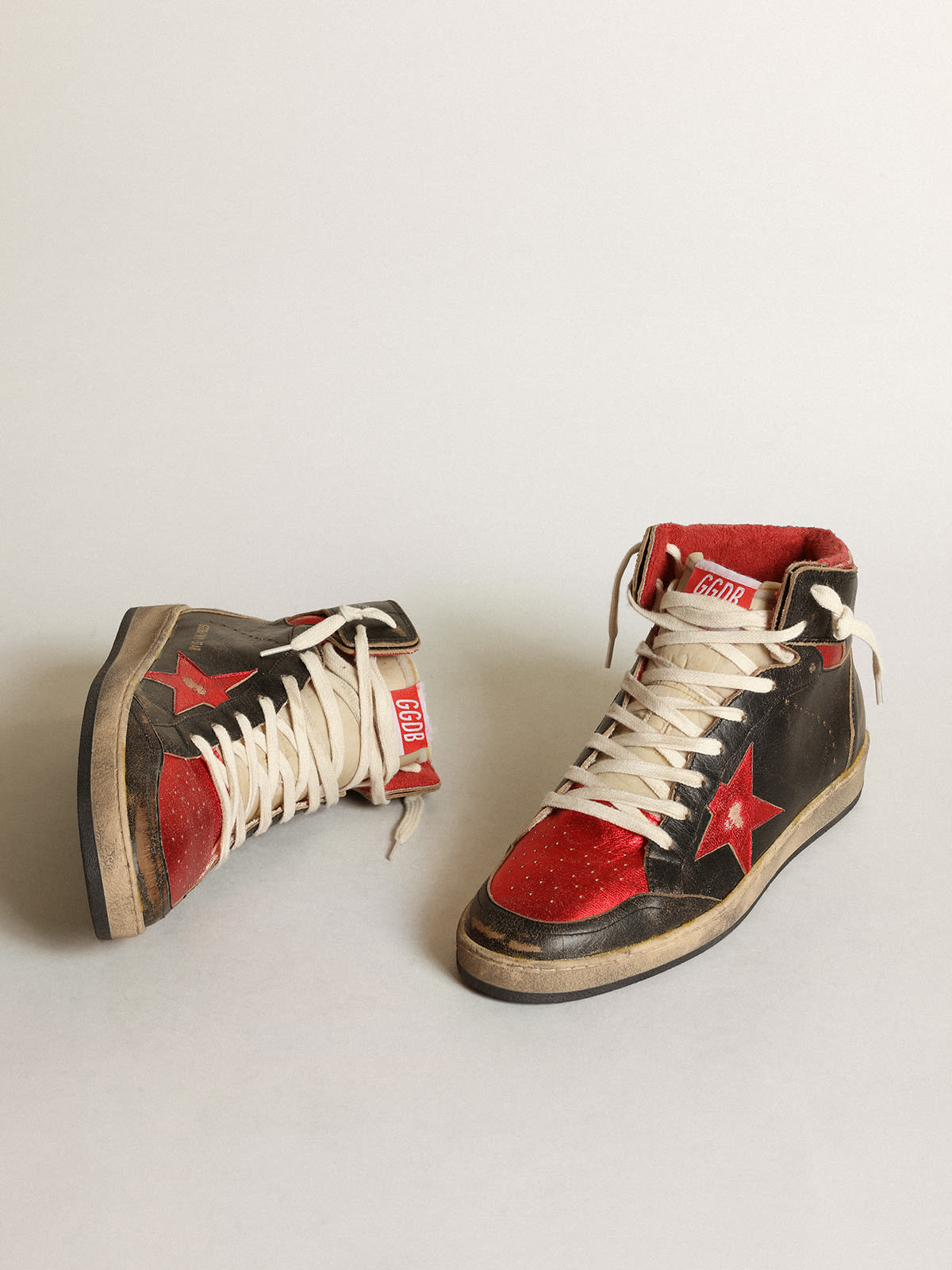 Golden Goose - Sky-Star Men’s sneakers in glossy black leather with red metallic leather star in 
