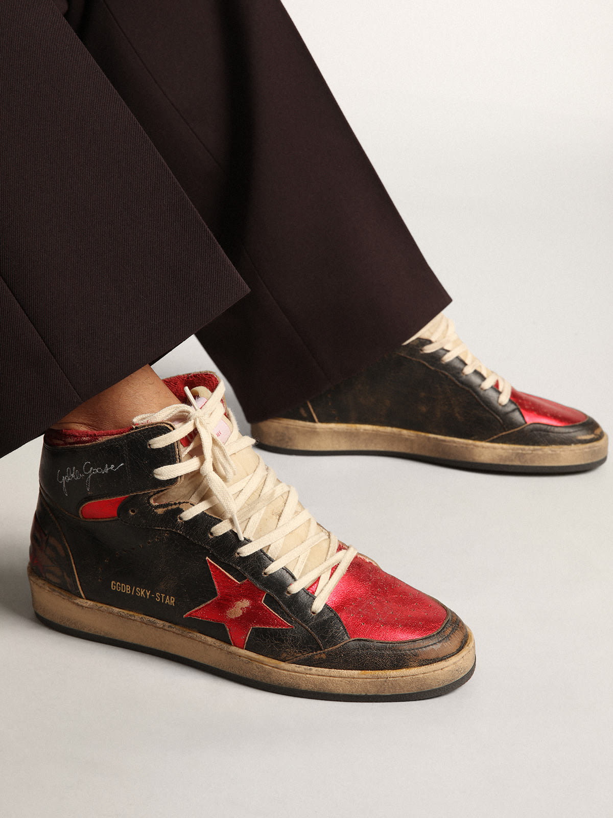 Golden Goose - Sneakers Sky-Star pour homme en cuir brillant noir avec étoile en cuir lamé rouge in 