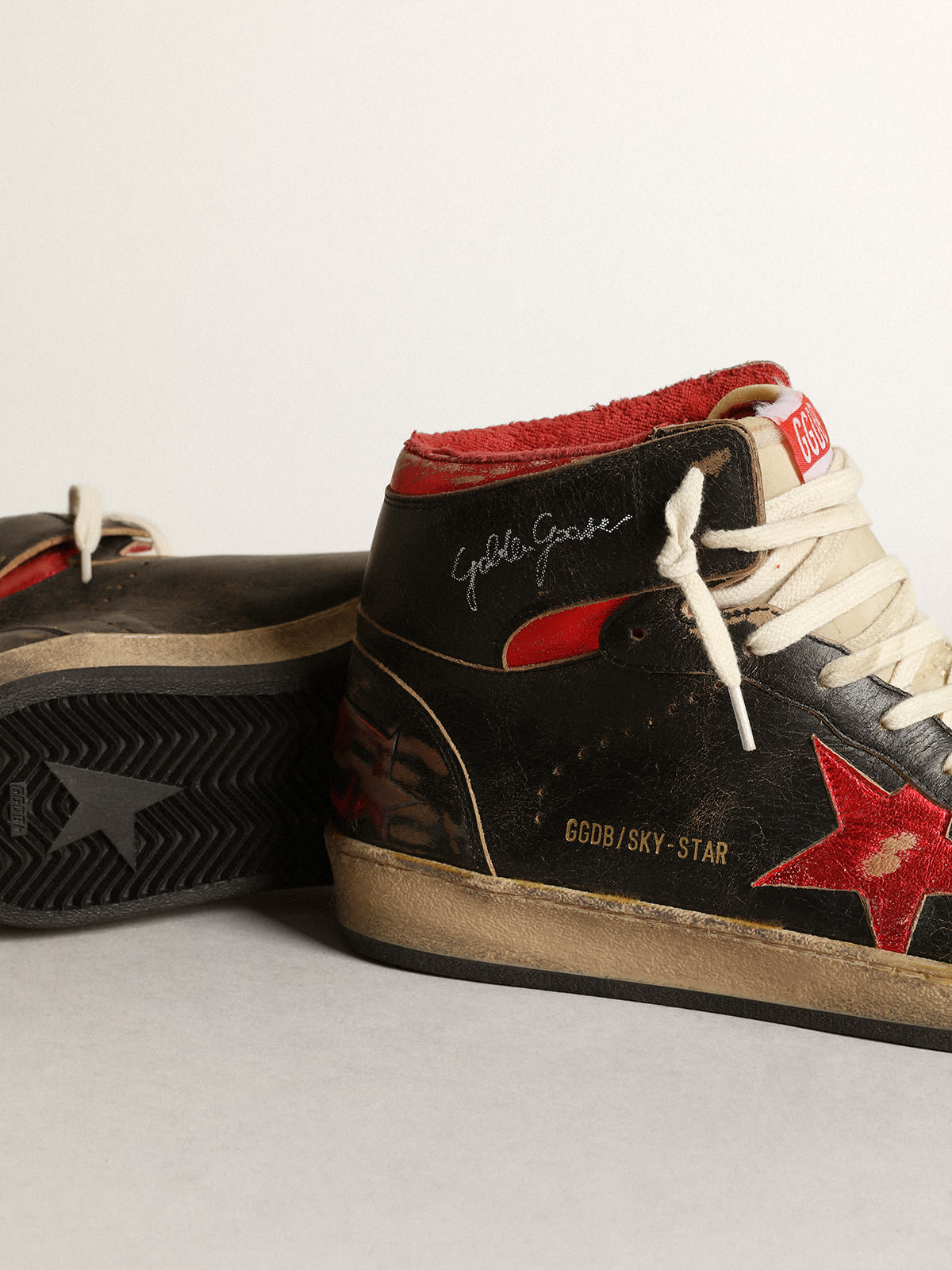 Golden Goose - Sky-Star homme en cuir brillant noir avec étoile rouge in 