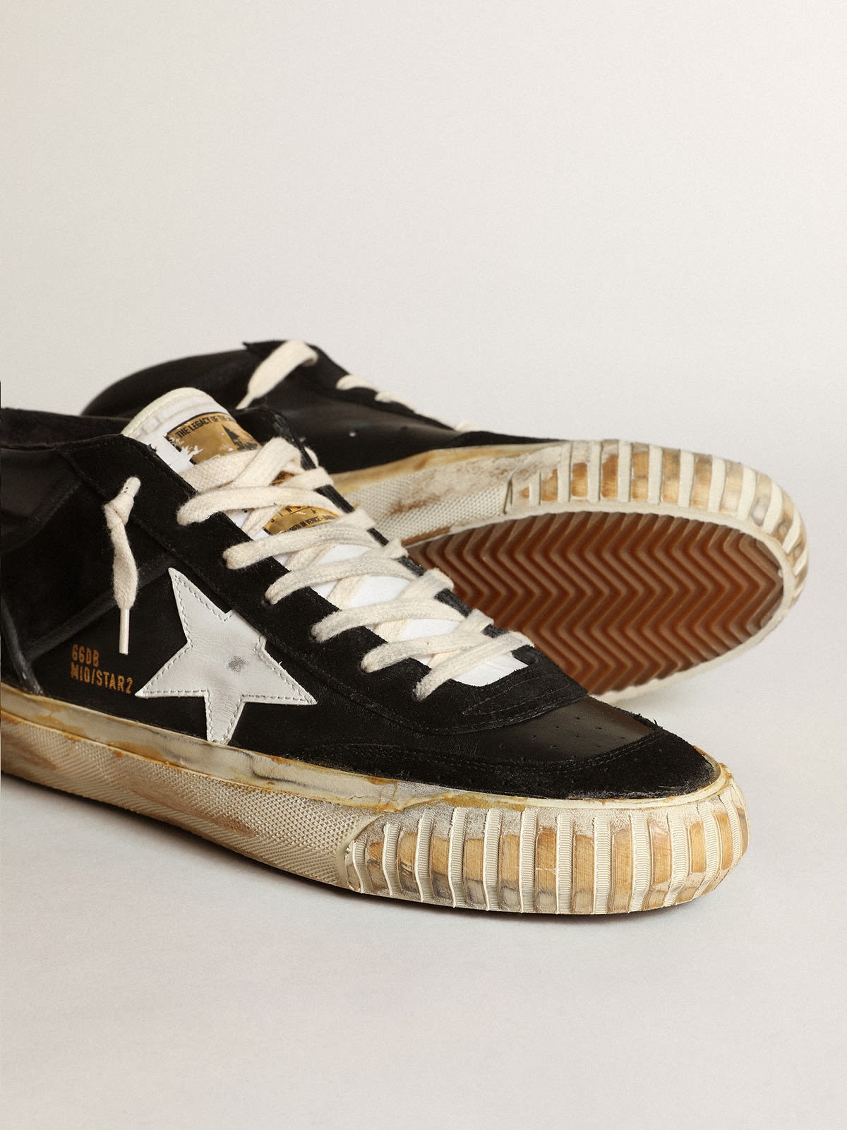 Golden Goose - Mid Star hombre en napa y ante negros con estrella de piel blanca in 