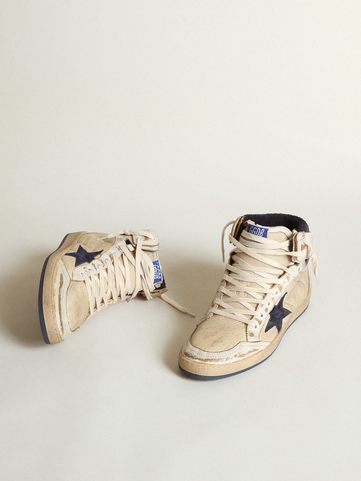 Golden Goose - Sneaker Sky-Star Uomo in nylon color panna e pelle bianca con stella in suede blu scuro in 