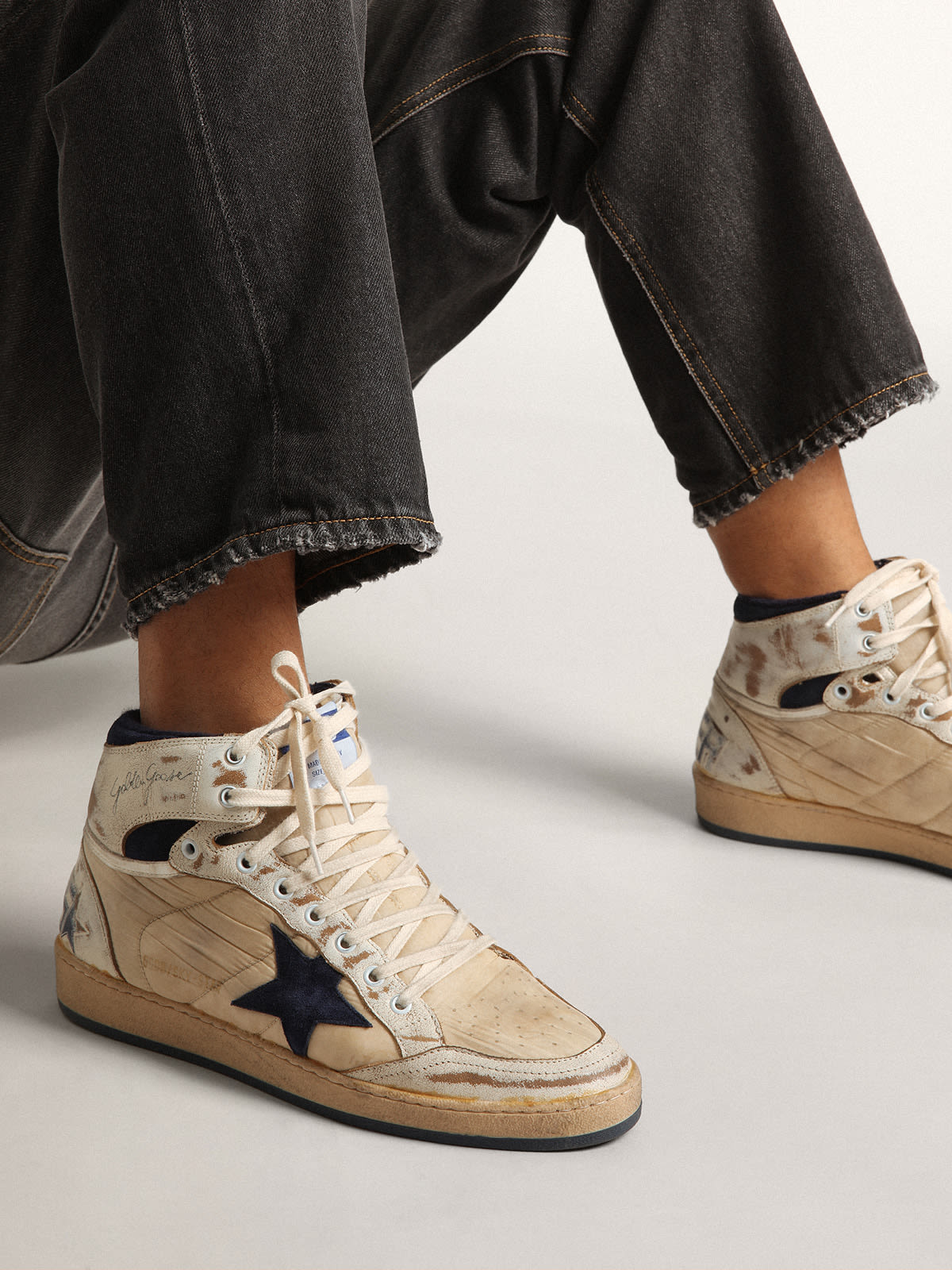 Golden Goose - Sky-Star homme en nylon couleur crème et cuir avec étoile en daim bleu in 