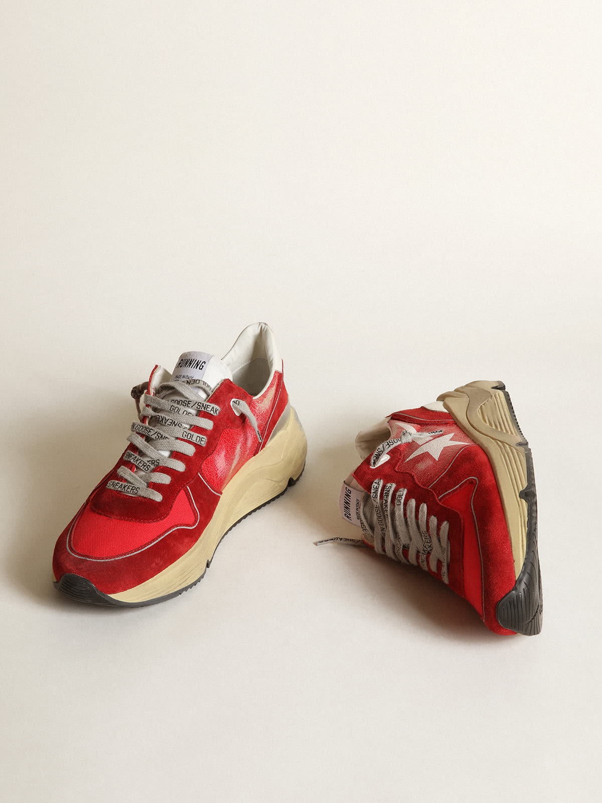 Golden Goose - Sneakers Running Sole en cuir craquelé rouge avec empiècements en daim rouge et étoile blanche sérigraphiée in 