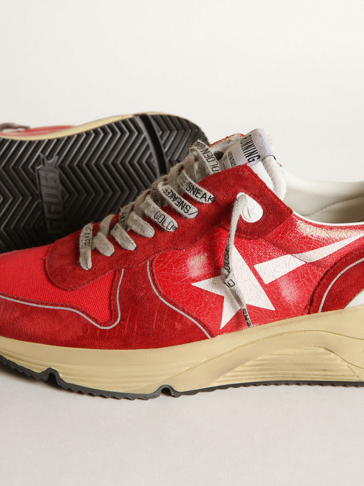 Golden Goose - Sneakers Running Sole en cuir craquelé rouge avec empiècements en daim rouge et étoile blanche sérigraphiée in 